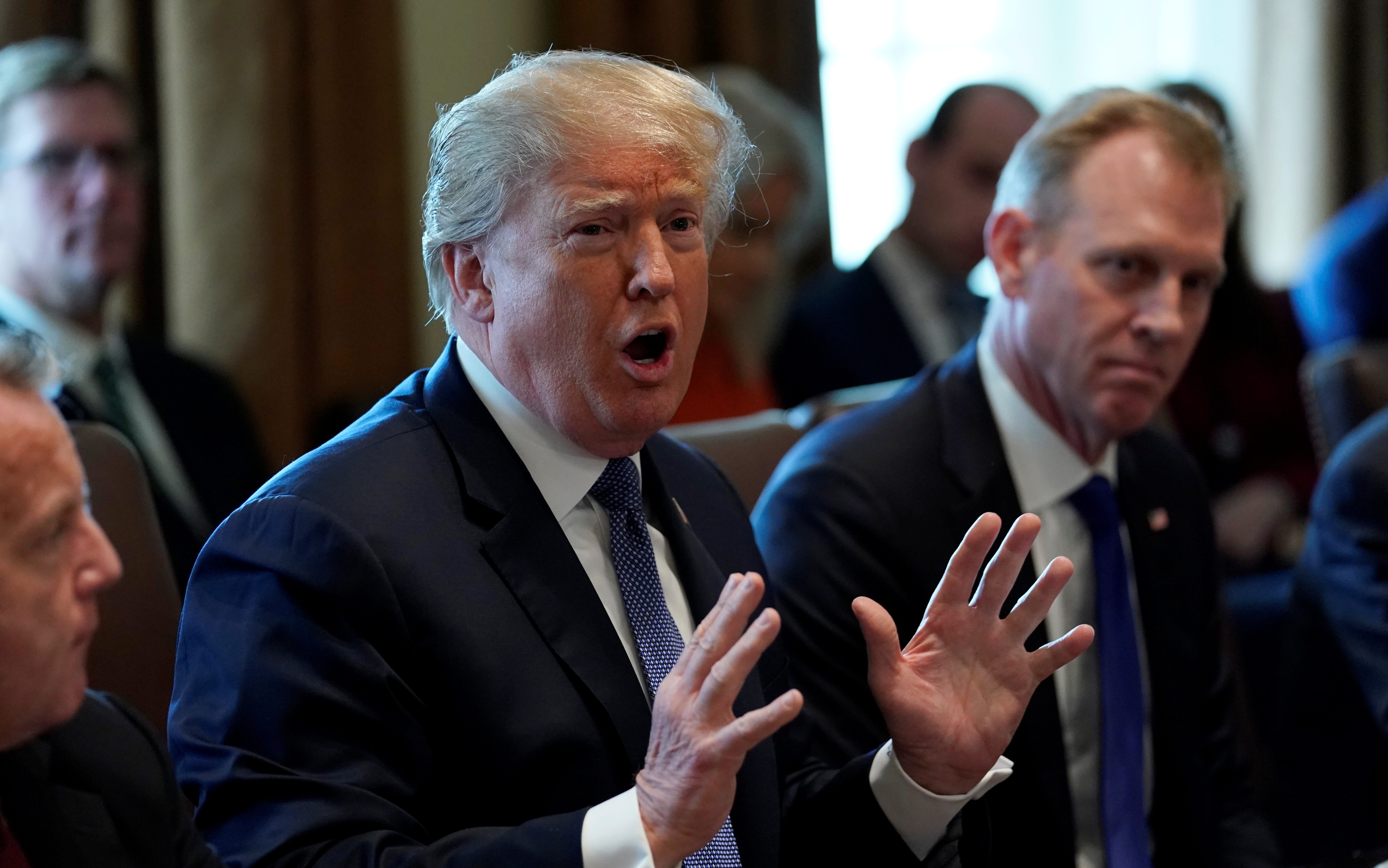 ترمب يشكو الـFBI أمام قادته العسكريين، داهموا مكتب محاميه الخاص وصادَروا وثائق مرتبطة بمساومته لممثلة الأفلام الجنسية