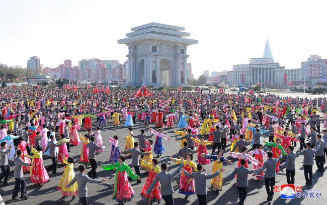 عجائب كيم جونغ لا تنتهي.. شعبه لا يعلم بالمحادثات مع “العدو الإمبريالي” والمهمة الأصعب إقناع مواطنيه بأن ترمب ليس مجنوناً