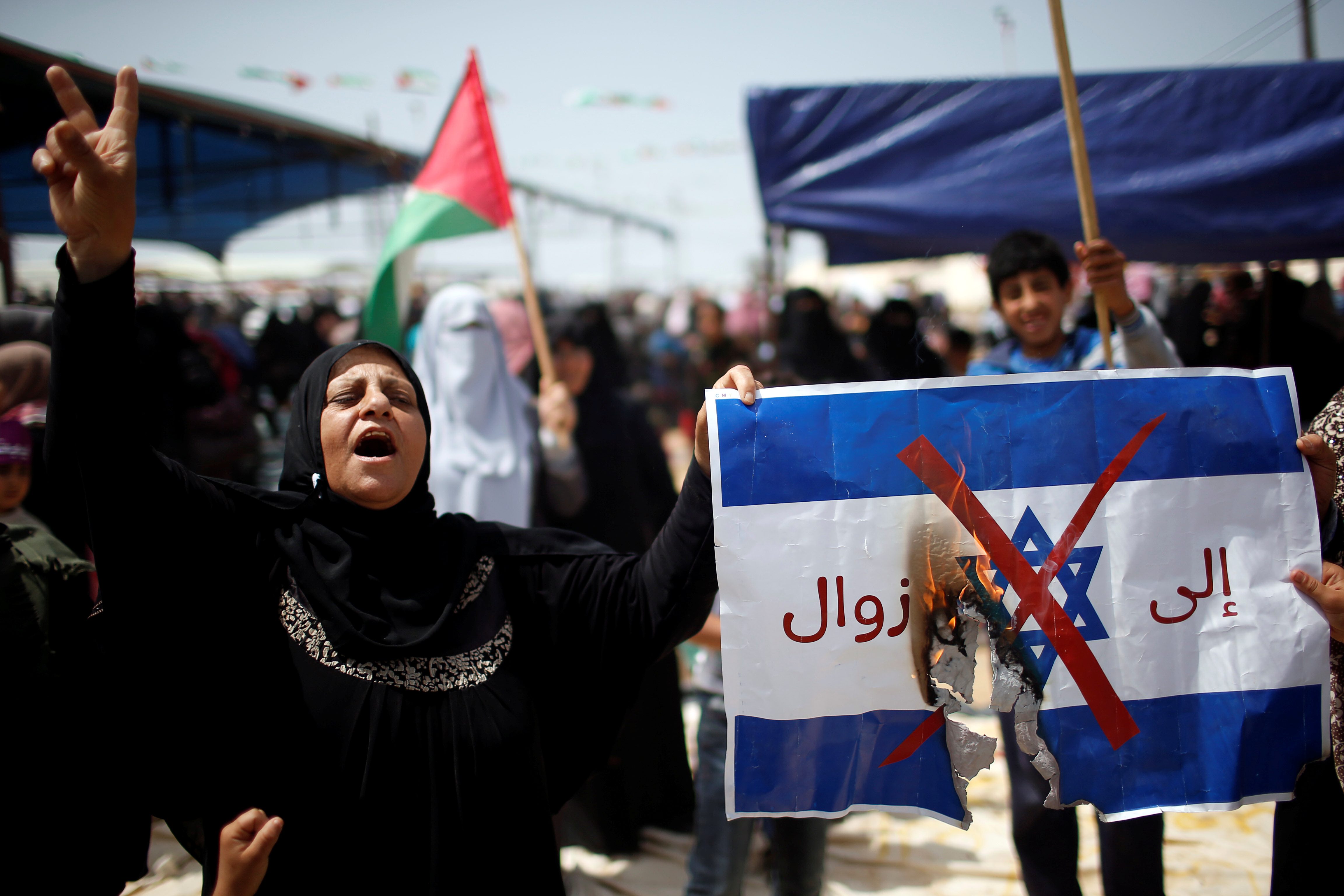 أغان فلكلورية وحرق كاوتشوك وإصابة العشرات في جمعة “رفع العلم الفلسطيني وحرق الإسرائيلي” قرب حدود غزة