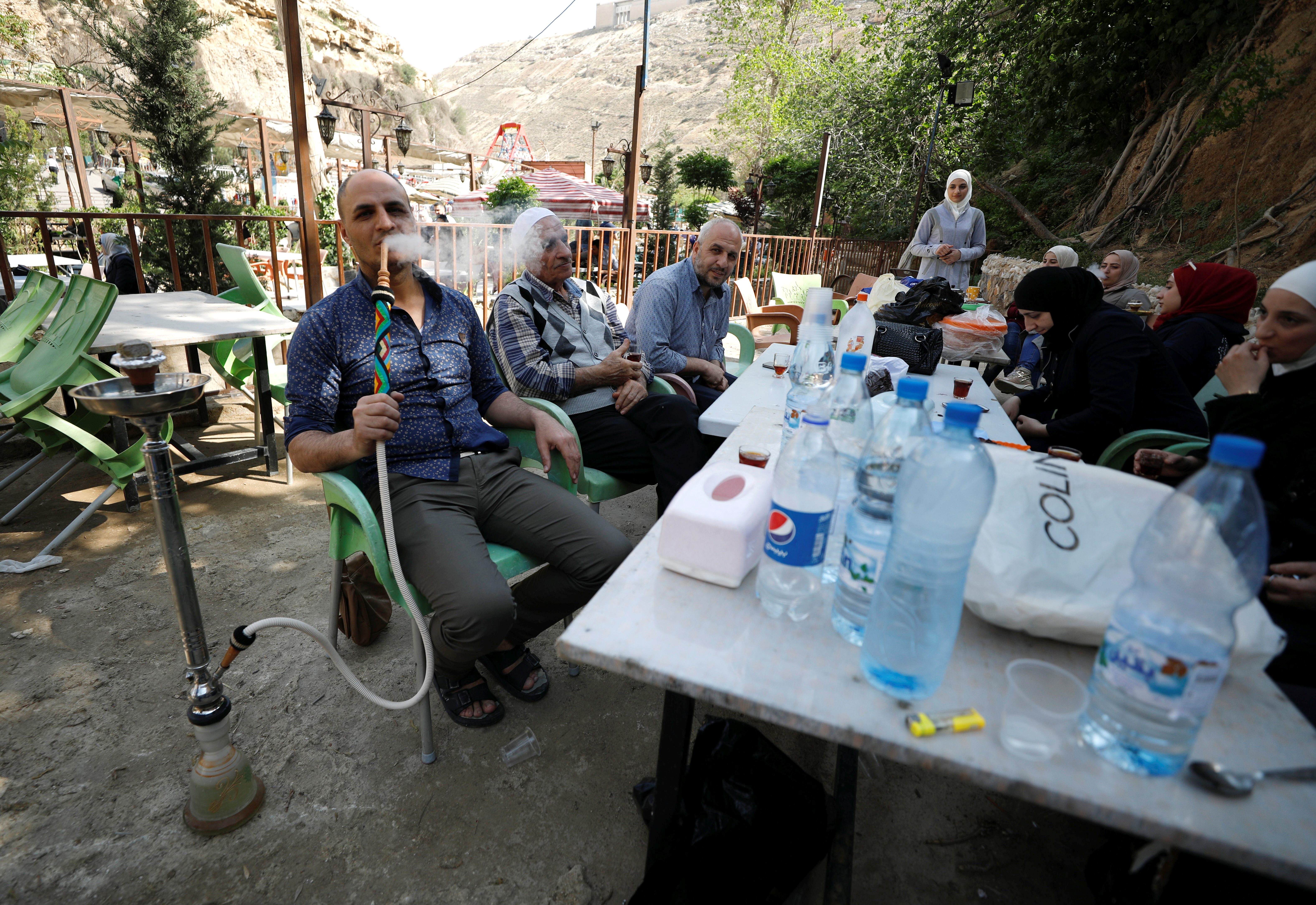 “إيران وحزب الله هنا والروس سيسقطون الصواريخ الأميركية، من الأقوى إذاً؟”… دمشق تشرب قهوتها وتترقب ضربة ترمب