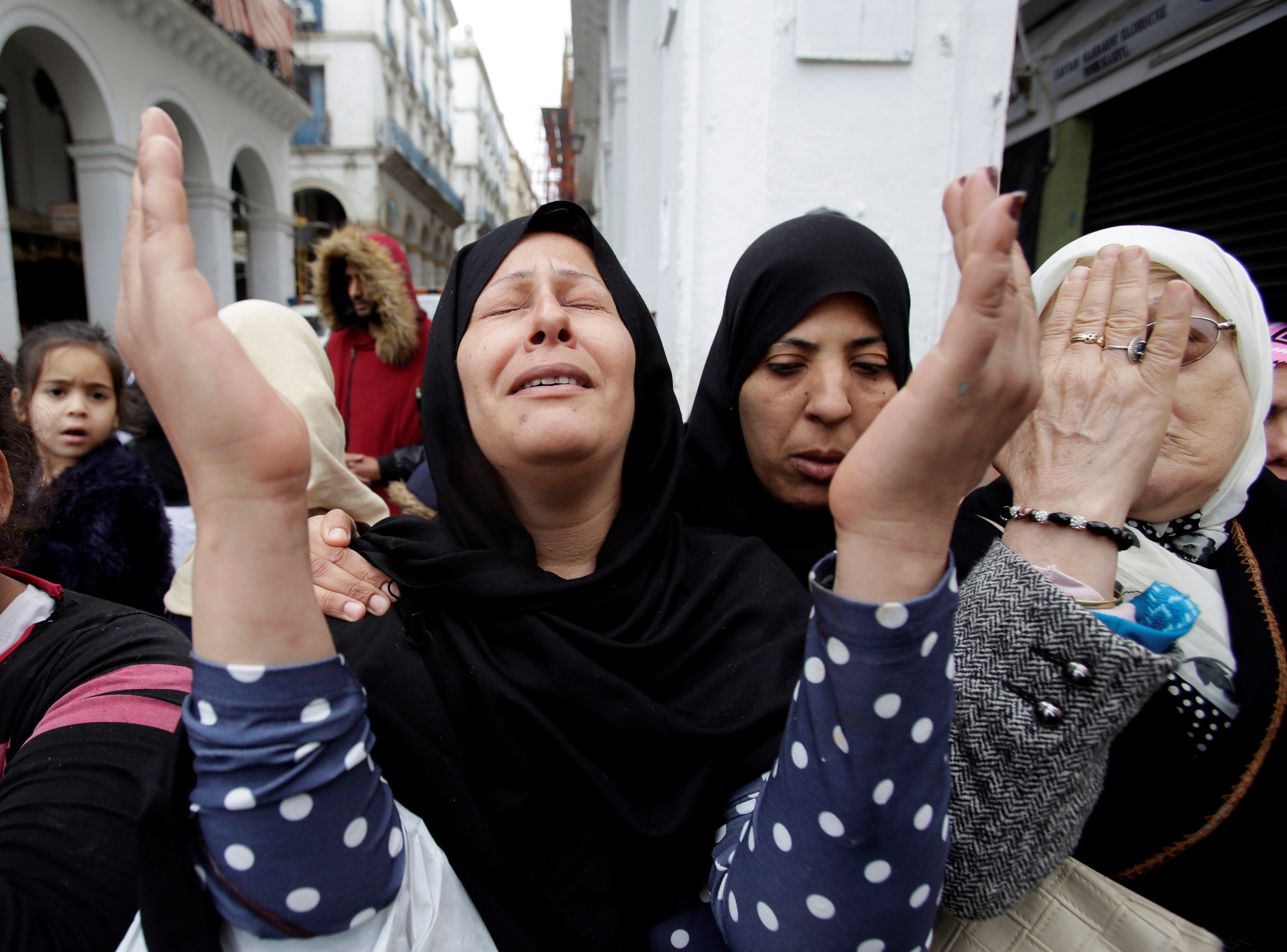ودَّعوا أحبابهم ولم يعودوا..أمهات وزوجات يحكين قصص الجنود الجزائريين ضحايا فاجعة الطائرة العسكرية
