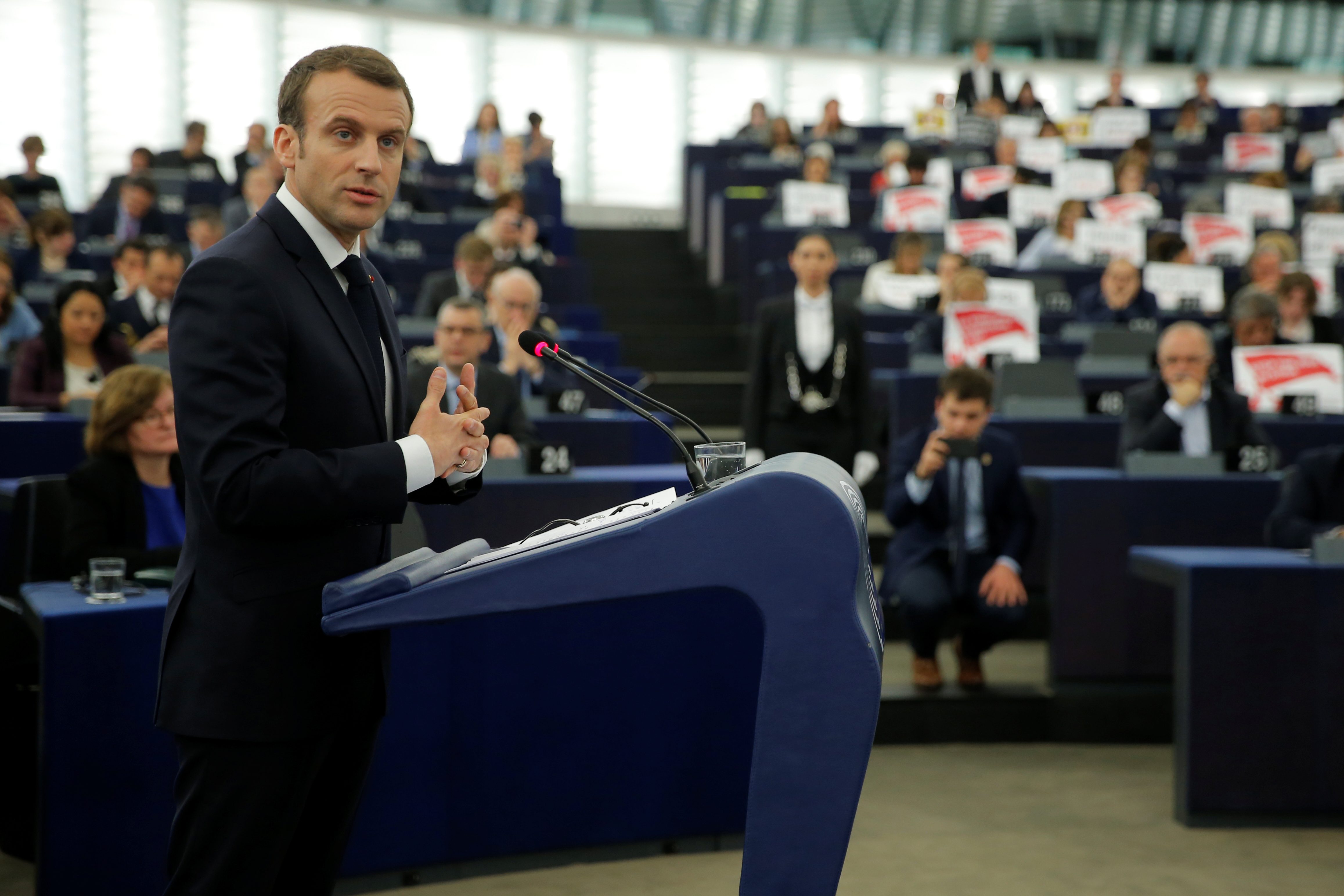 اللجوء لفرنسا لم يعد كما كان، البرلمان يقر مشروع قانون يشدد قواعد اللجوء ويتسبب بتصدعات داخل الحزب الحاكم