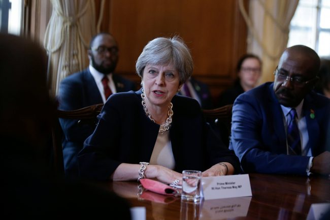 شاركوا في بناء بريطانيا عقب الحرب العالمية، وبعد 70 عاماً هددوا بطردهم.. تيريزا ماي تعتذر لقادة دول الكاريبي