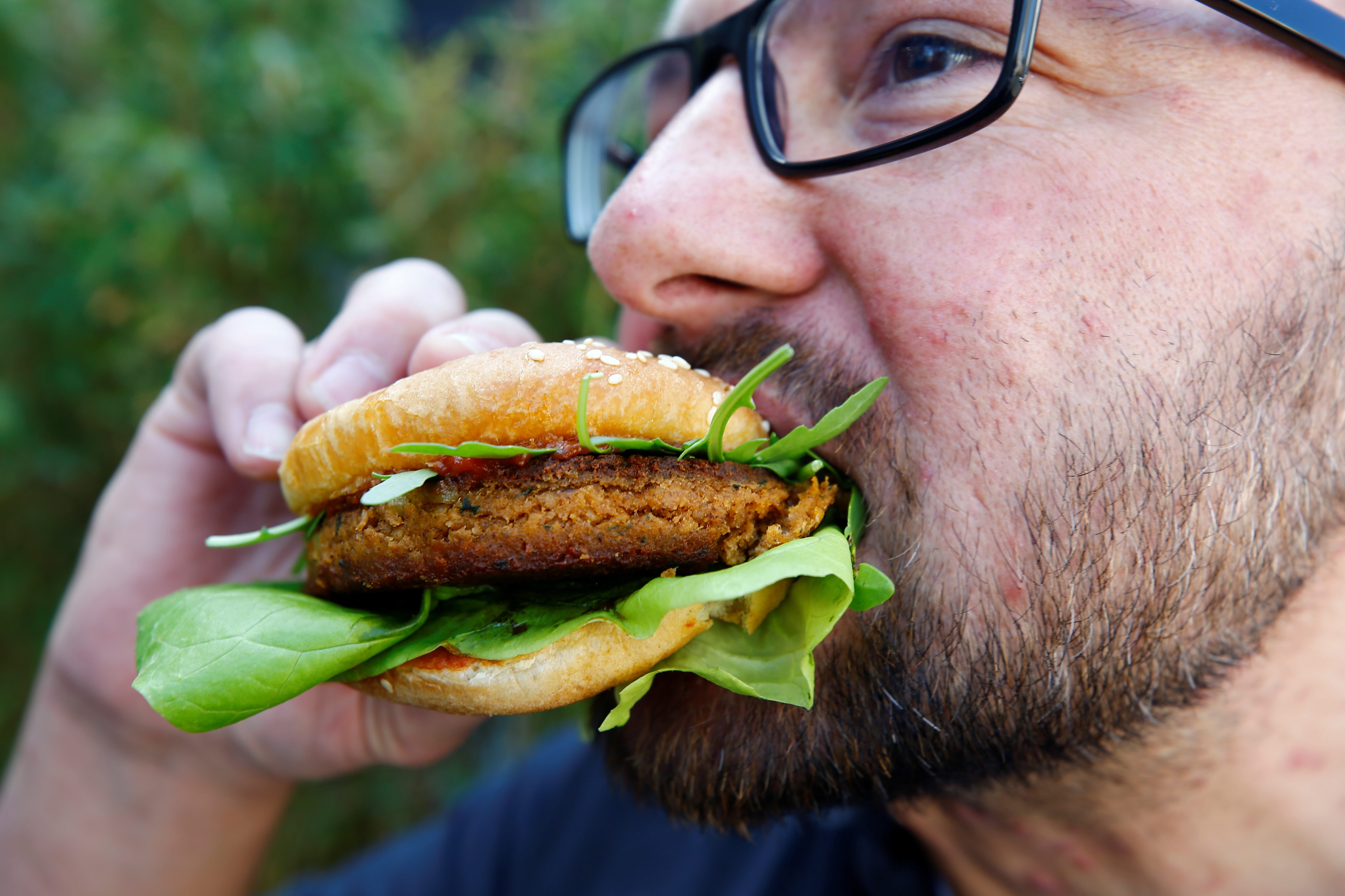 نعم، الأمر مثير للاشمئزاز، لكنَّ رد فعل من تذوقوه قد يجعلك تفكر ثانية في الأمر.. متجر ألماني يبيع برغر مصنوعاً من الديدان!