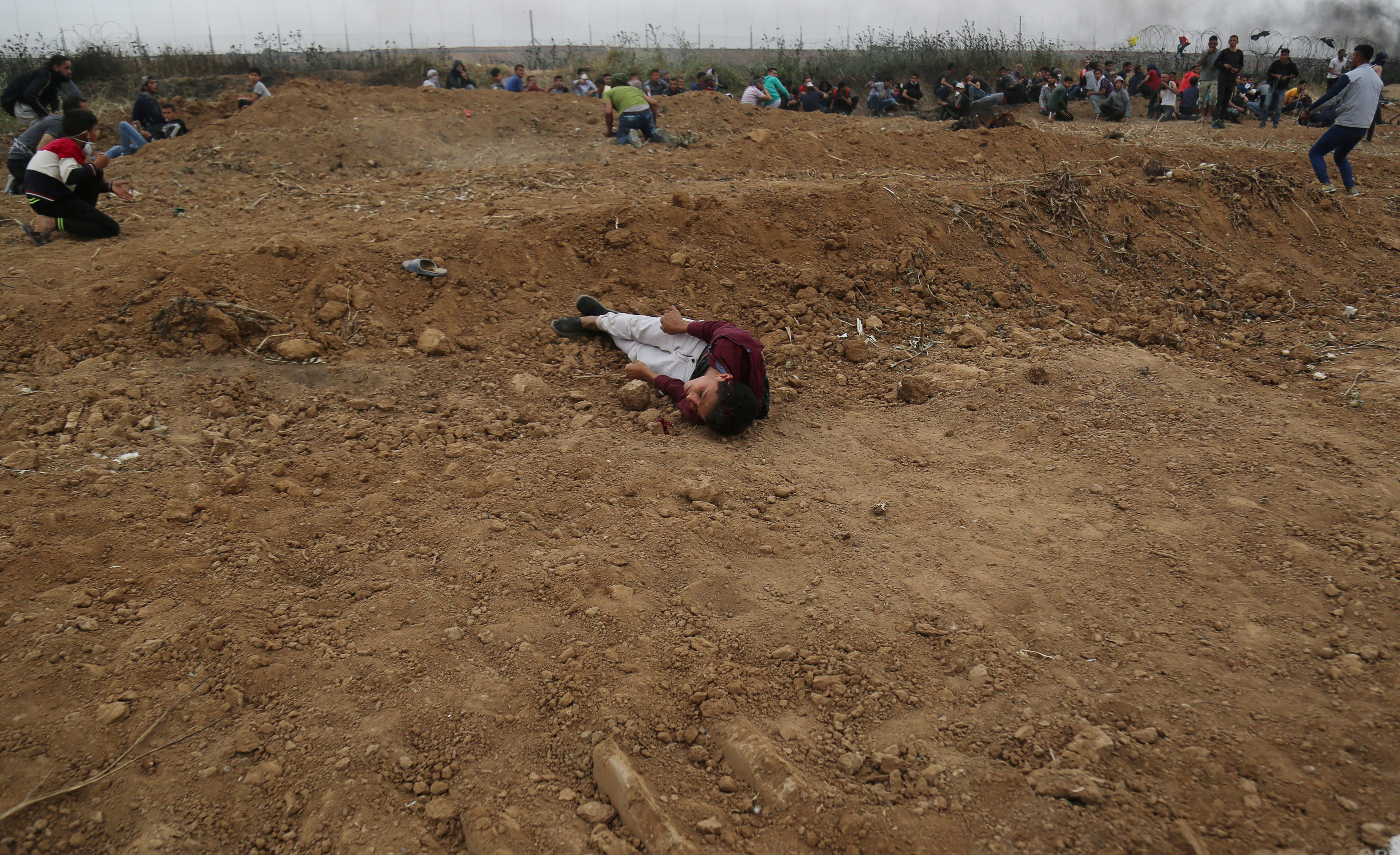 كان يتظاهر بالموت في إحدى مقابر غزة.. والآن دُفِن فيها، قصة الفتى الذي قنصه إسرائيلي ولفت أنظار العالم