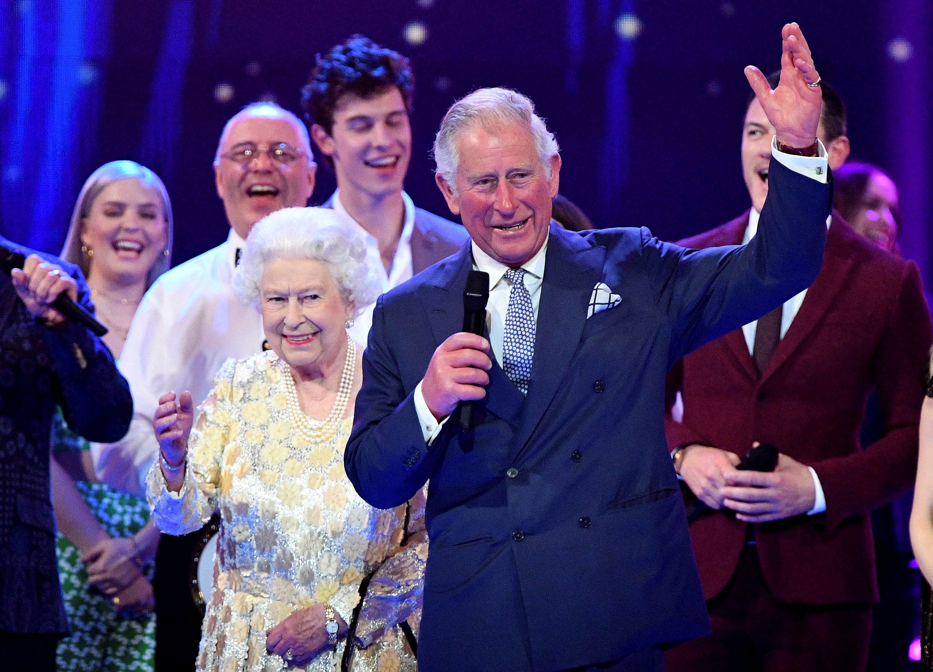 رد جلالة الملكة إليزابيث “غير المعهود” عندما فاجأها الأمير تشارلز بـ “ماما”، في حفل ميلادها