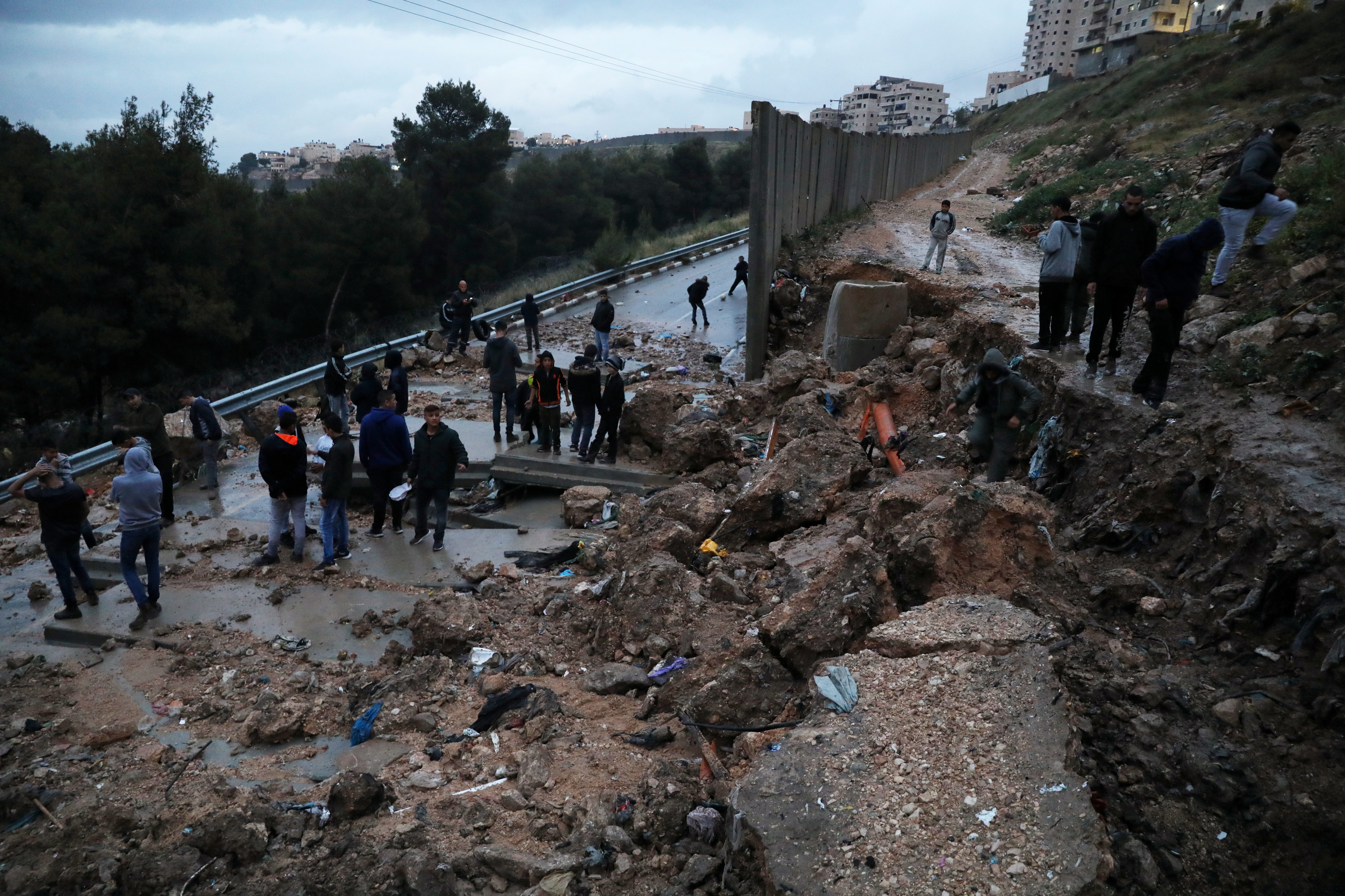 سيول جارفة تدمر جزءاً من الجدار الفاصل في القدس.. والأمطار تقتل 10 إسرائيليين (فيديو)
