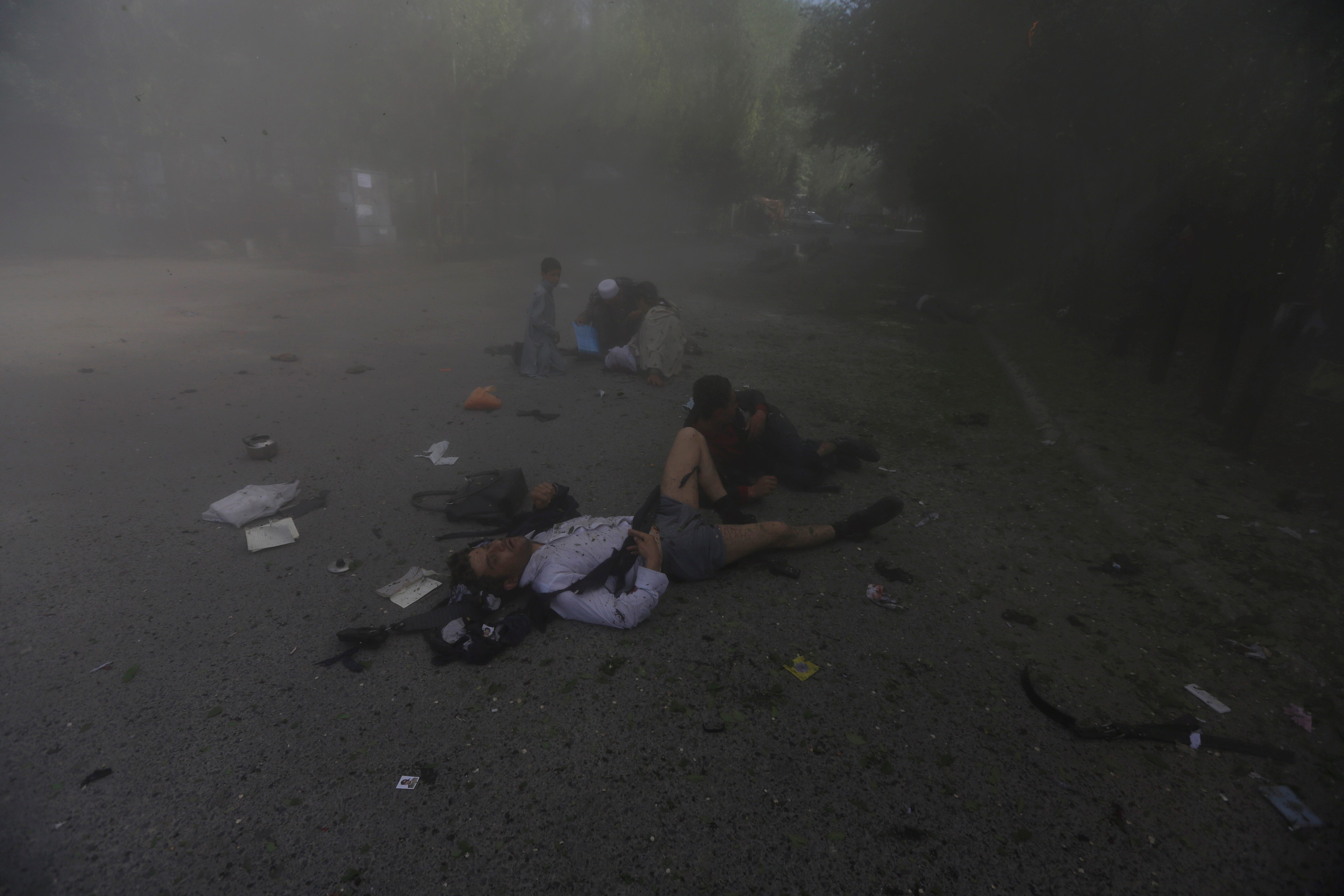 بينهم 10 صحفيين.. 37 قتيلاً على الأقل في 3 عمليات انتحارية بأفغانستان  