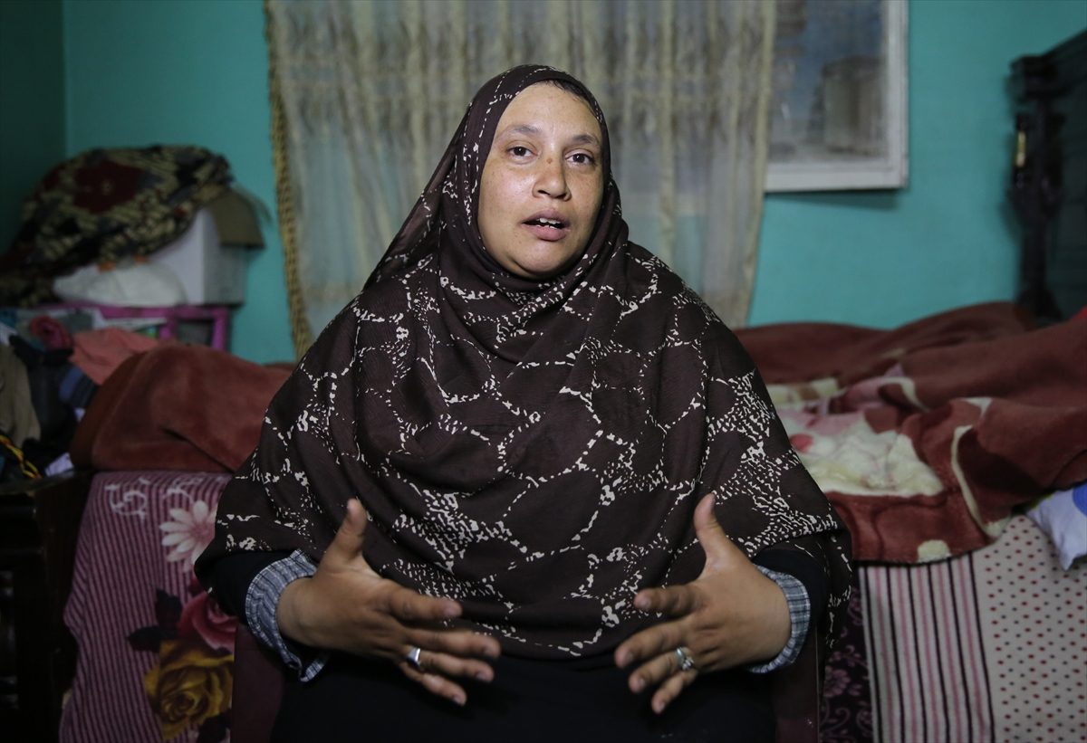 فعلتها أمها سابقاً، وها هي تفعلها أيضاً.. القصة الكاملة للشابة المصرية التي تحمل زوجها على ظهرها