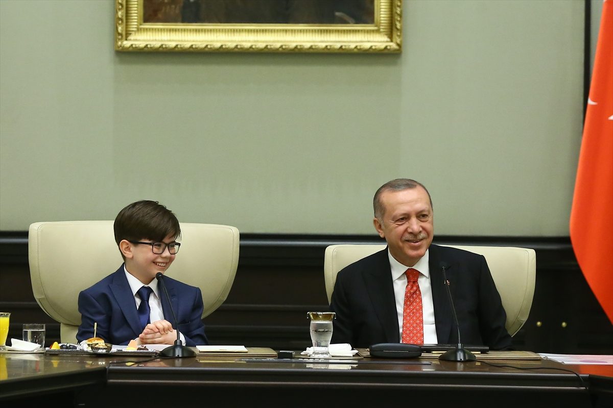 أردوغان يتنحى عن رئاسة تركيا لطفل في الثانية عشرة! لا تندهش كثيراً فهذا تقليد سنوي احتفالاً بعيد الطفولة