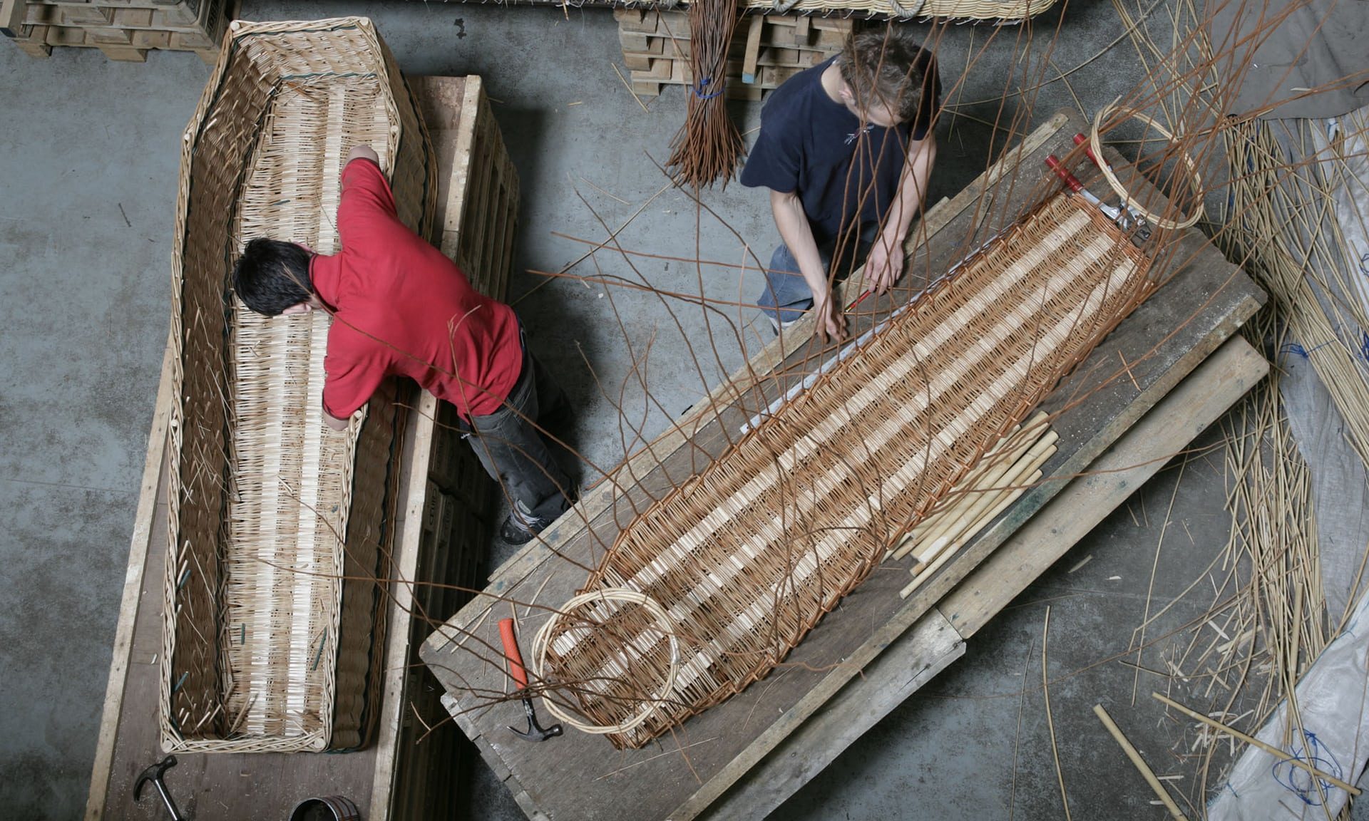 يحرقون الجثث في نعوش مزيّنة وقابلة للتحلل.. هذه قصة المقابر الخضراء، صديقة البيئة!