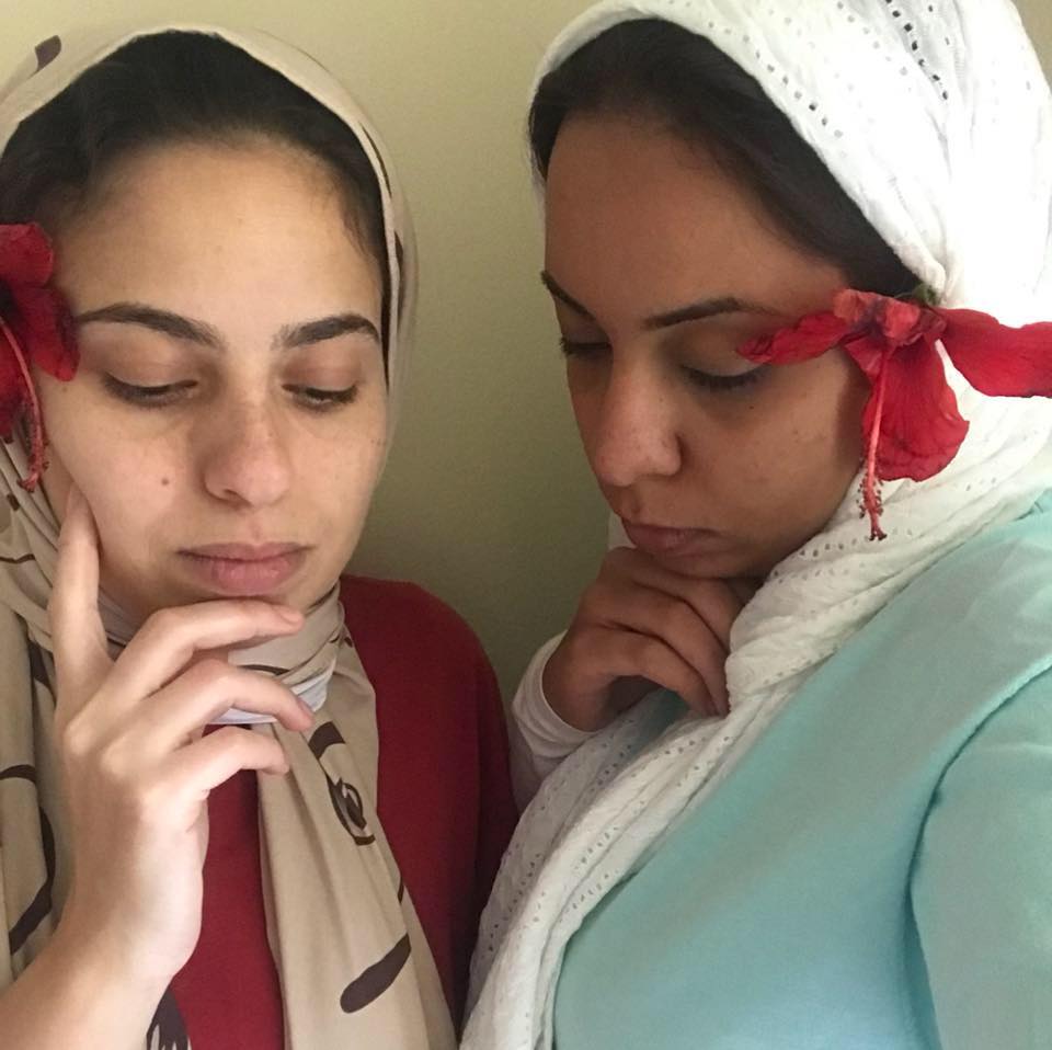 صفاء وعزة: حلمتا بالتمثيل، فلجأتا إلى فيسبوك.. “عربي بوست” التقتهما
