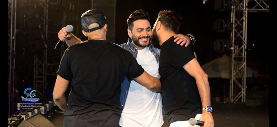 بالفيديو: اعتداء على الصحفيين وتحطيم كاميرات مصورين في حفل تامر حسني بمصر