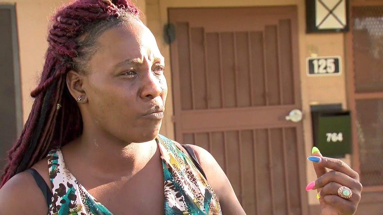 لكل أم طريقتها في إيقاظ أبنائها من النوم، لكن أن تستخدم صاعقاً كهربائياً.. فهذا جنوني!!