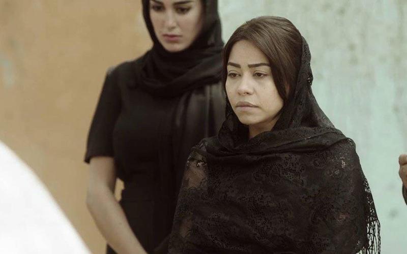 نعم “ممنوع التصوير”، لكن لنلتقط بعضَ الصور ونُغرق المواقع بها.. شيرين تتشاجر مع صحفية في عزاء والدها