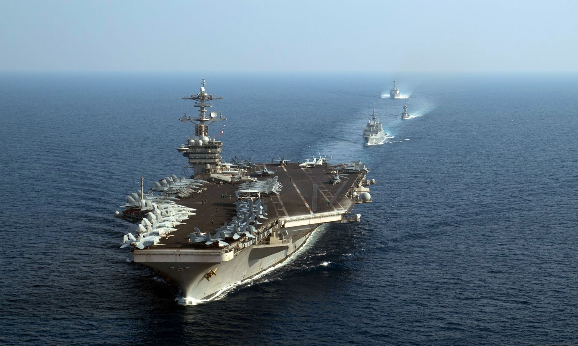 يمسك بالهاتف ويغرّد لكنه لا يعرف جاهزية جيشه.. إليك الدول المتسلحة قرب سوريا والقطع الحربية التي تمتلكها