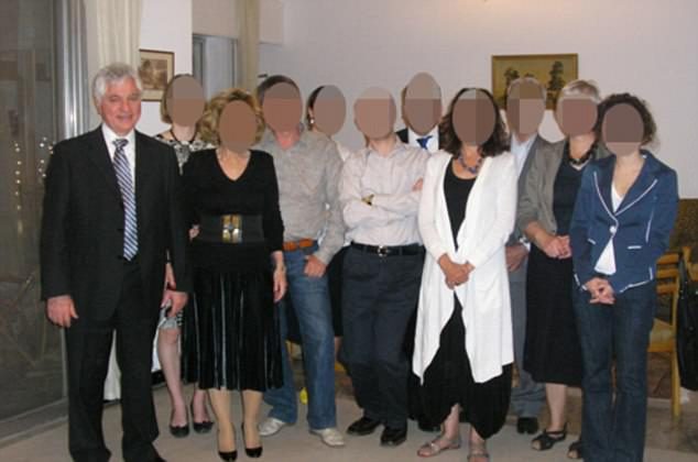 أبناء المسؤول عن تصنيع الأسلحة الكيماوية بسوريا يعيشون حياة مرفهة داخل بيوت باهظة الثمن في بريطانيا!