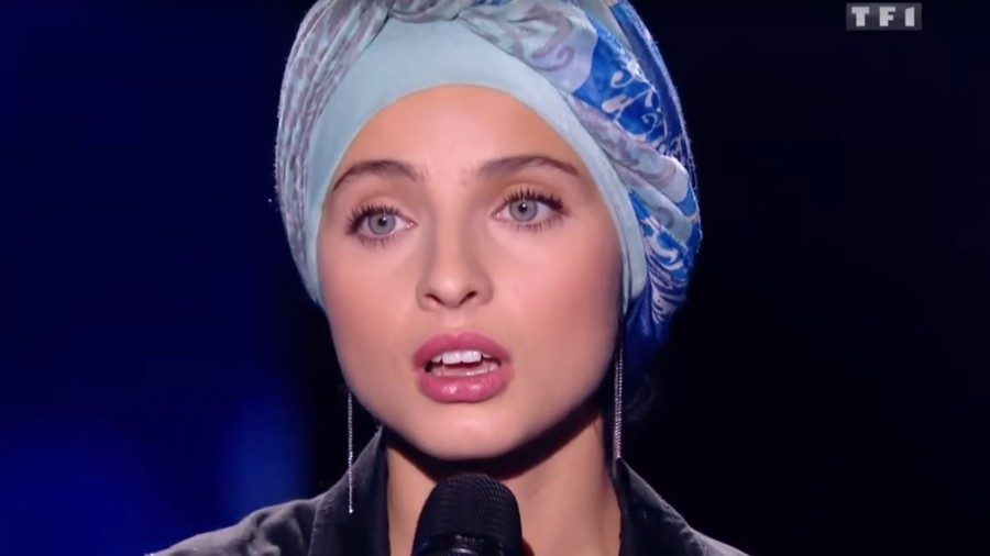 تذكرون السورية التي أقصاها The Voice الفرنسي بعد تغريداتها؟ فريقها خرج من المنافسة بسببها!