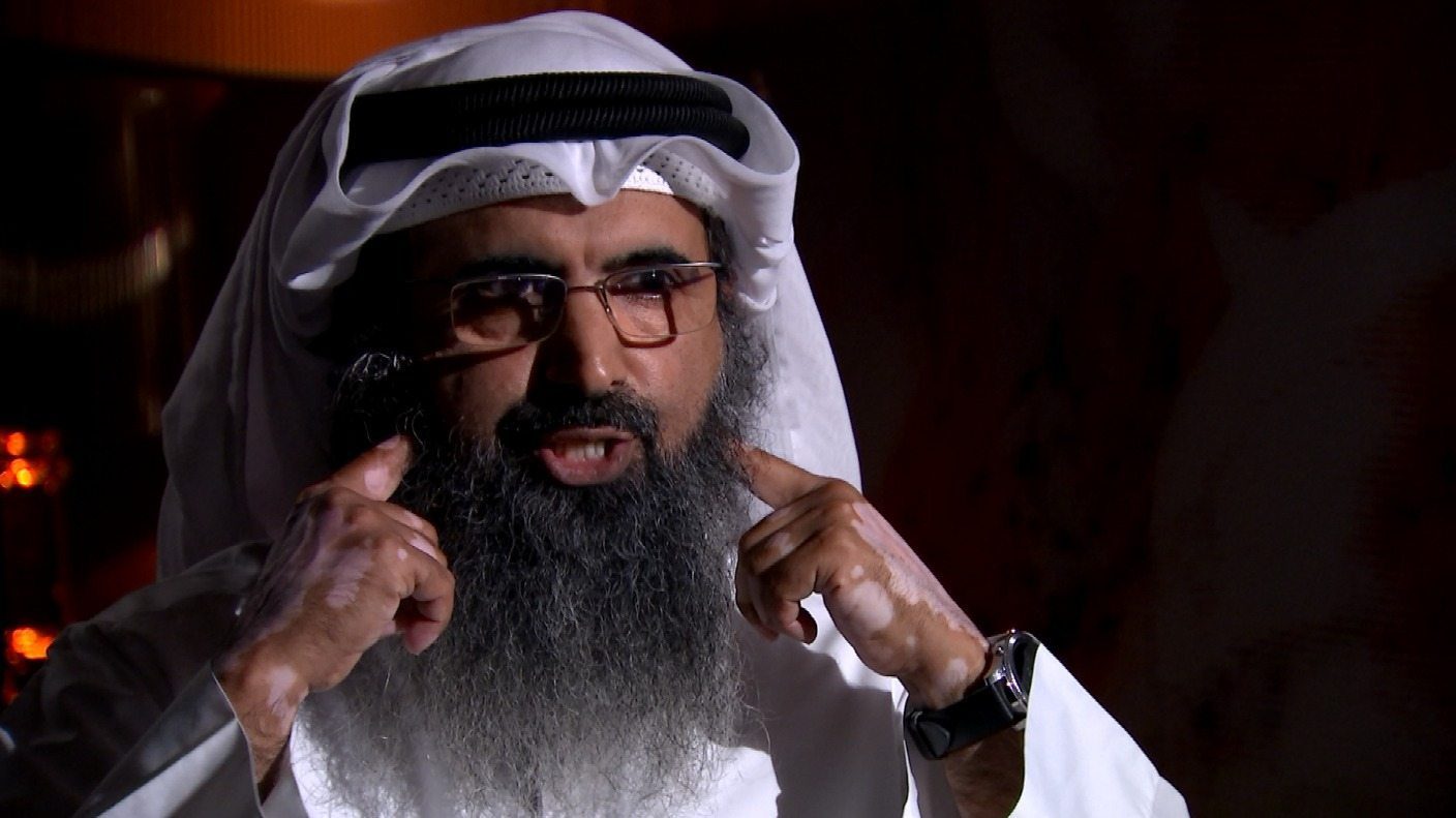 “وضعوا لاصقاً على فمي حتى لا أقرأ القرآن، وجرَّدوني من ملابسي أياماً”.. القصة الغريبة لقطري اعتُقل 13 عاماً في السجون الأميركية