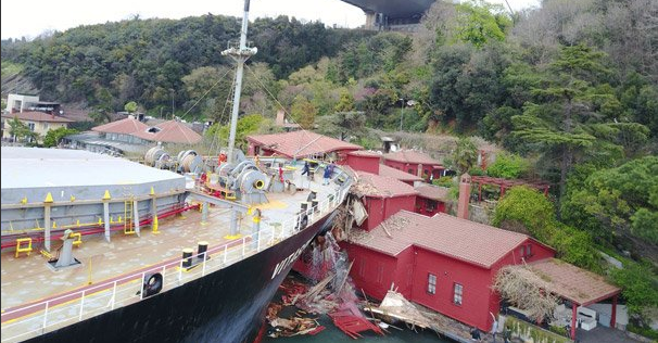 شاهد لحظة اصطدام ناقلة نفط عملاقة بقصر تاريخي في مضيق البوسفور في إسطنبول