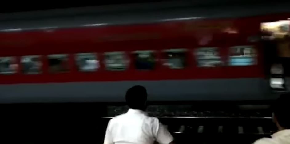 عندما انفصلت عربات ألف راكب عن القطار وبات مصيرهم بيد القدر.. لحظات كانت الهند تلتقط أنفاسها