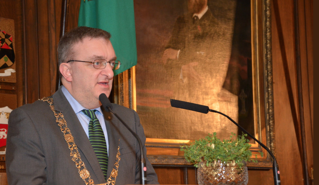 إسرائيل تمنع رئيس بلدية العاصمة الإيرلندية من دخول أراضيها.. إلا أنها فوجئت به وهو يحدثهم من قلب رام الله