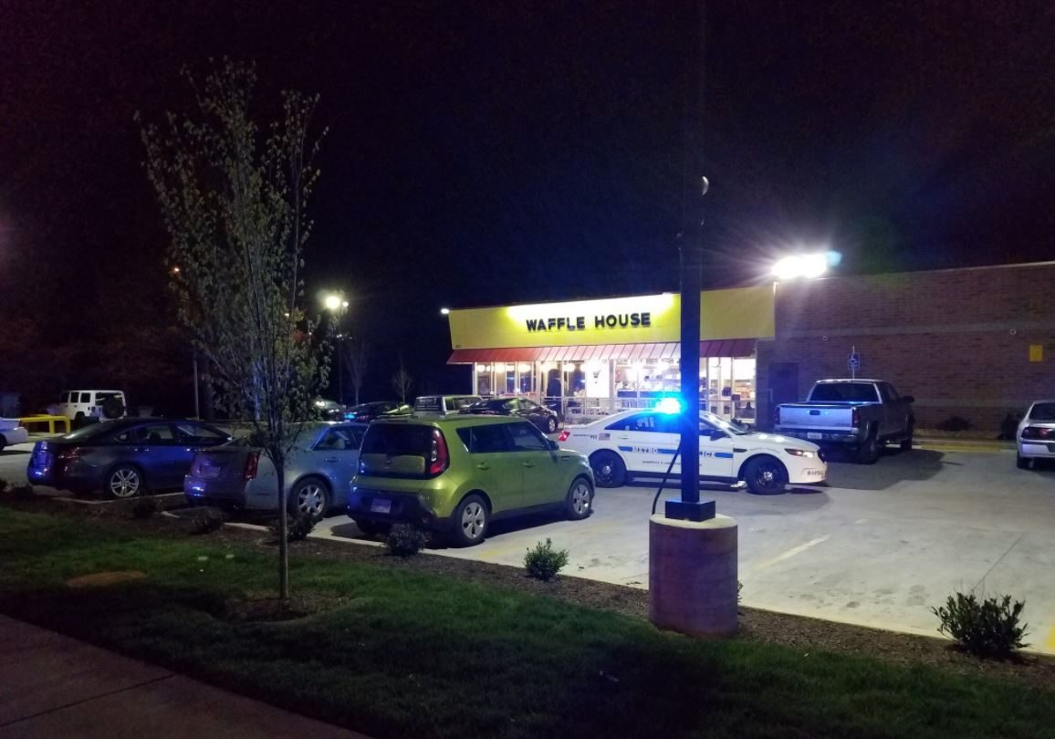 دخل المطعم عارياً وبدأ بإطلاق النار على روَّاده.. مقتل 4 أميركيين في الهجوم والشرطة تبحث عنه بالطائرات