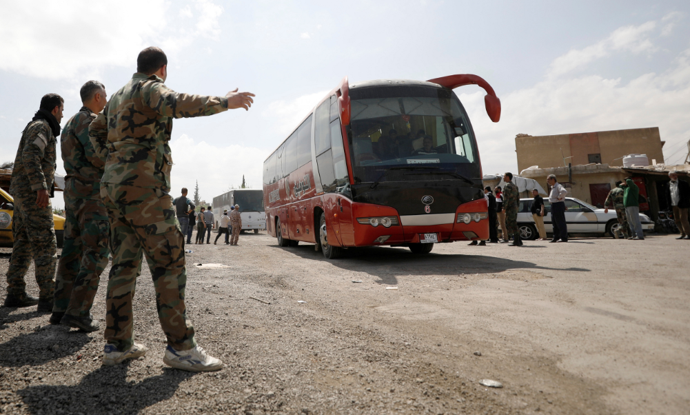 أخرجونا أحياء نطلق أسراكم.. 50 ألف شخص سيغادرون دوما مقابل الإفراج عن 200 من أتباع الأسد