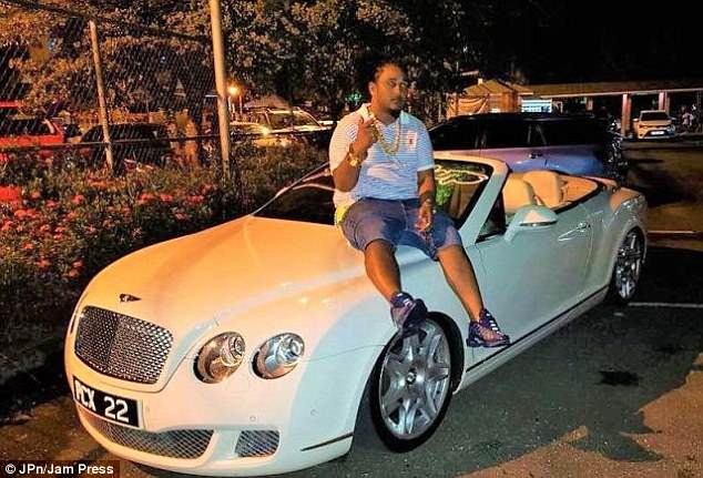 مجوهرات بـ100 ألف دولار وحذاء وُضعوا معه في تابوت ذهبي قبل أن تُحرق جثته! جنازة باهظة التكاليف لشاب مات في إطلاق نار