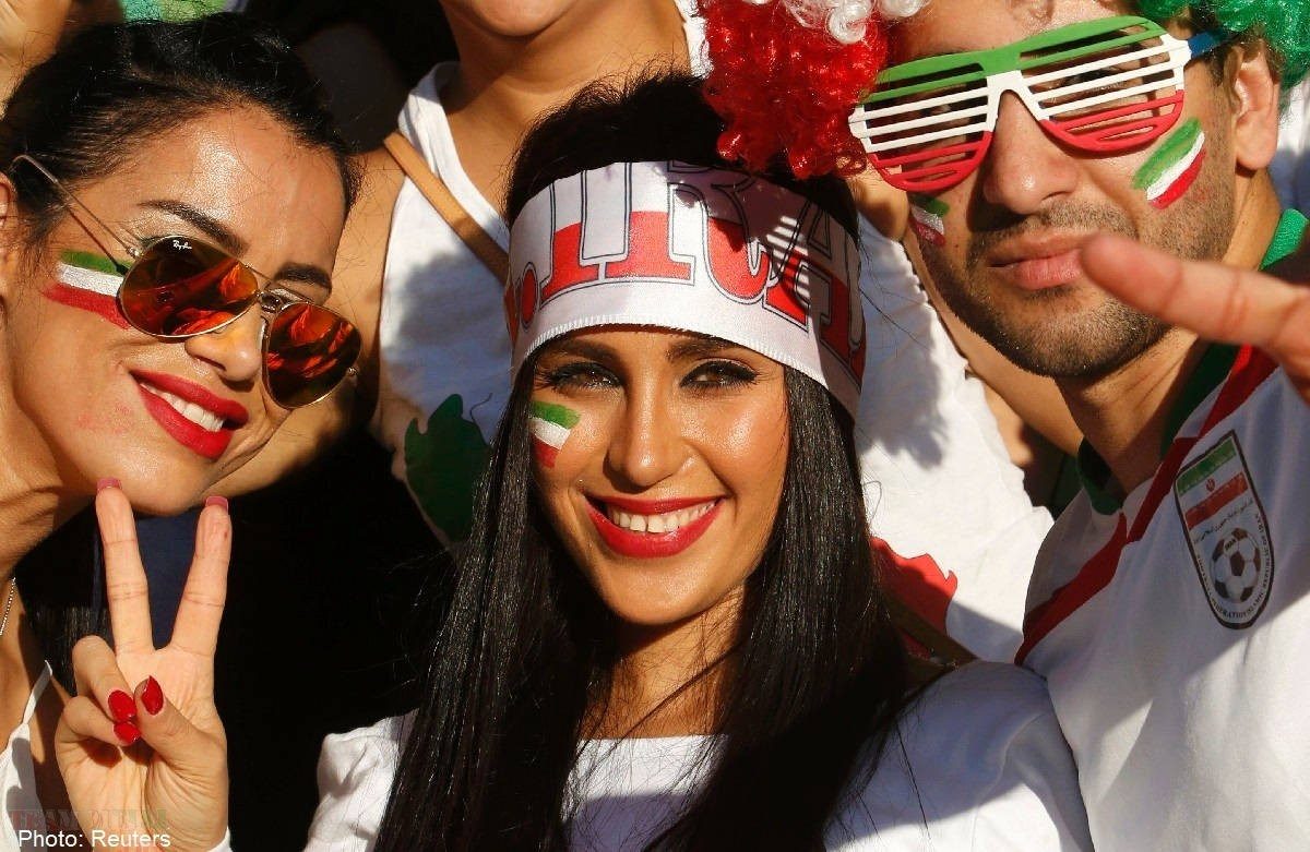 الإيرانيات يقاومن الحظر بشراسة.. يحضرن مباريات كرة القدم متنكرات بأزياء الرجال