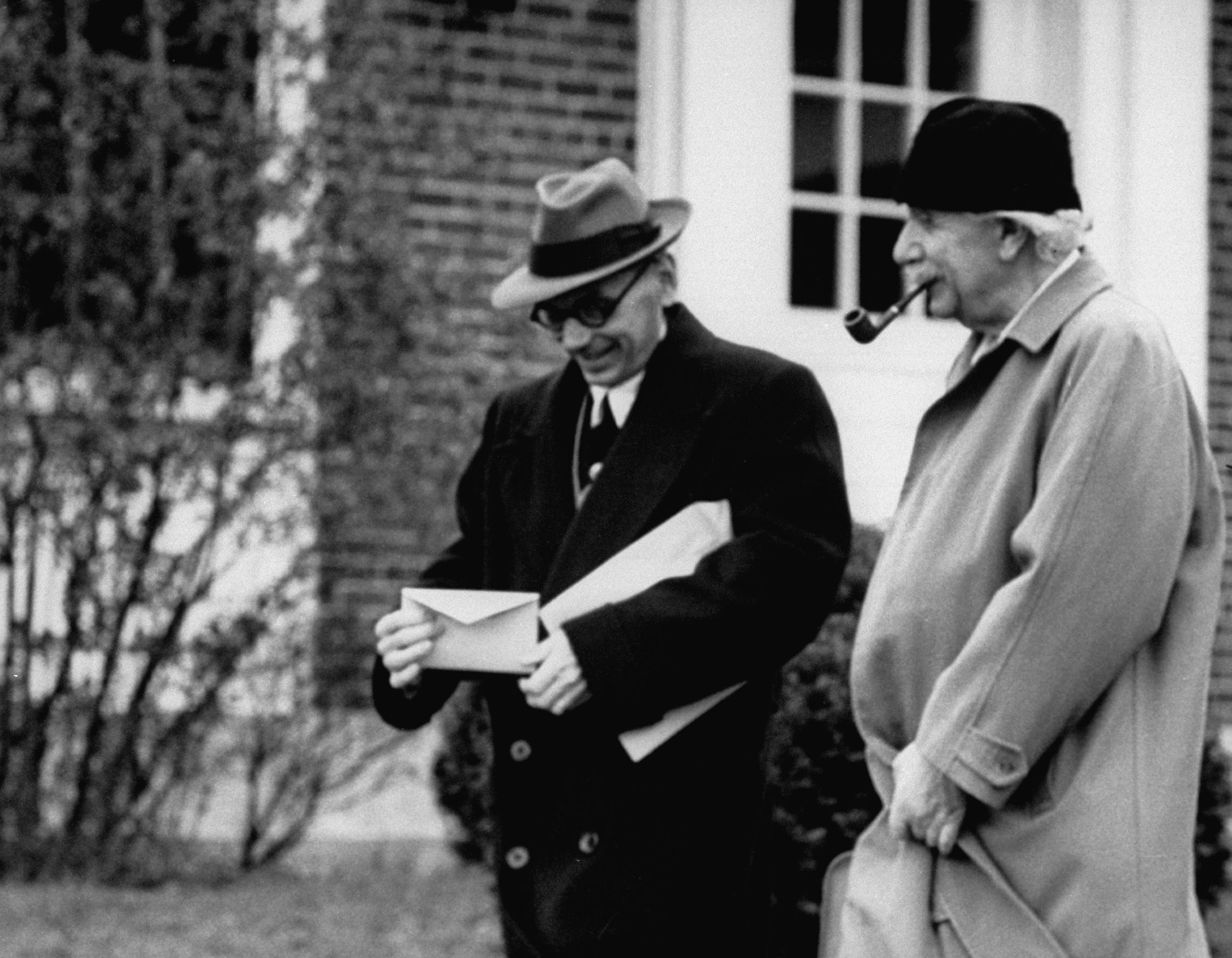 أثبت أن الرياضيات لا يمكنها إثبات كل شيء.. غودل العبقري صديق آينشتاين الذي مات جوعاً؟