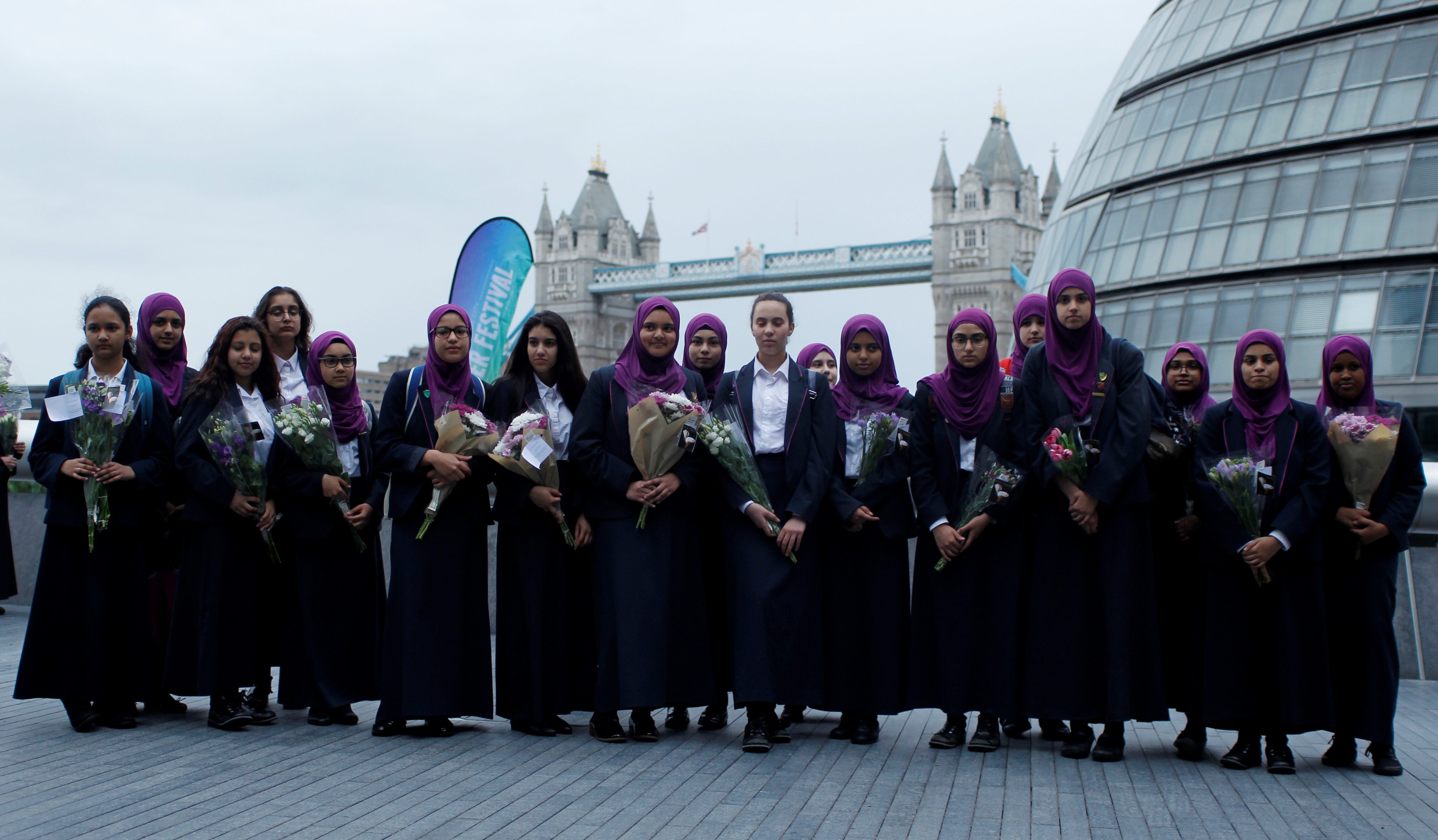 هددوا، وتوعدوا بيوم “عقابٍ” تاريخي للمسلمين.. فخرجت محجبات إلى الشوارع وقلن: تباً لكم