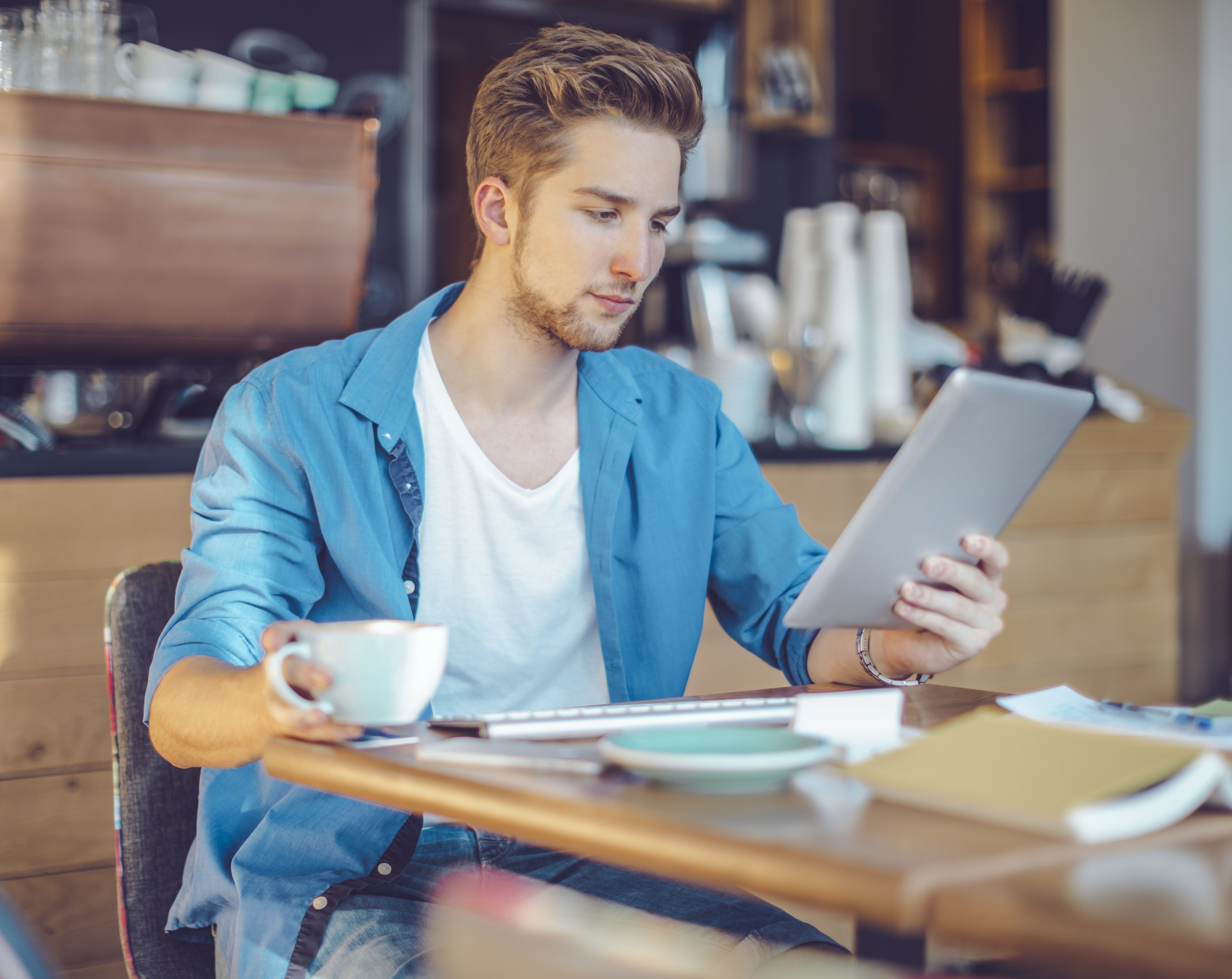 سريعو الملل قليلو الصبر.. ماذا خسر جيل الكُتب الإلكترونية من الكتب الورقية؟