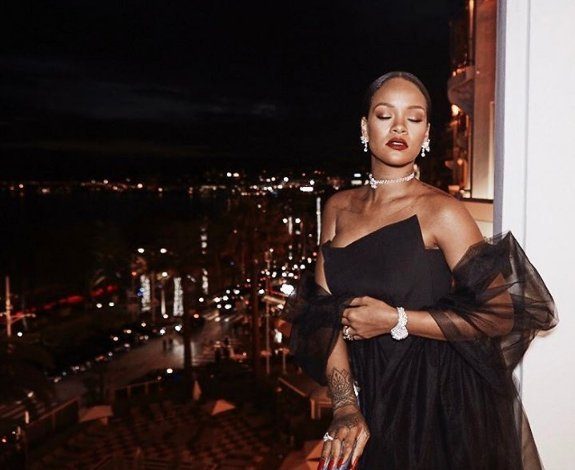 مشكلة قانونية أمام ريهانا