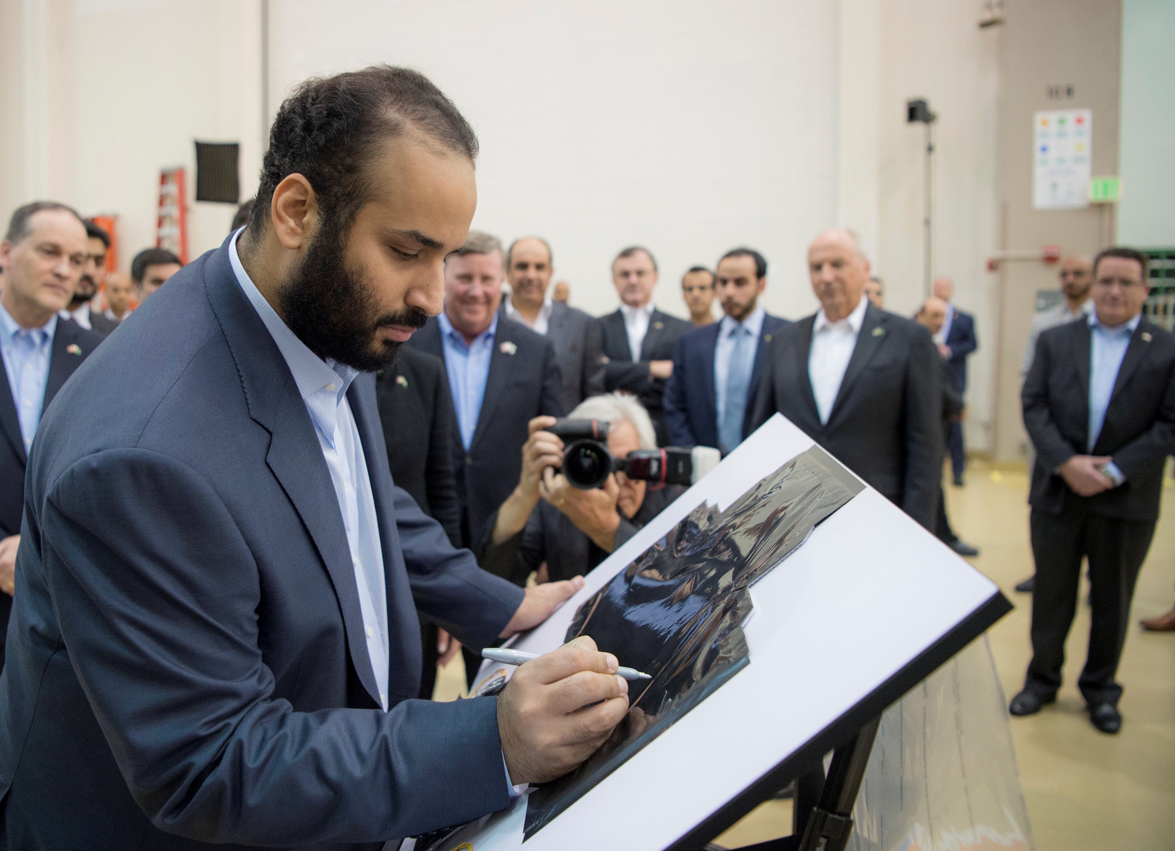 لا يتوقعون غنائم طائلة من زيارته.. فرنسا تطمح إلى جزء من كعكة ولي العهد السعودي التي تستحوذ عليها أميركا