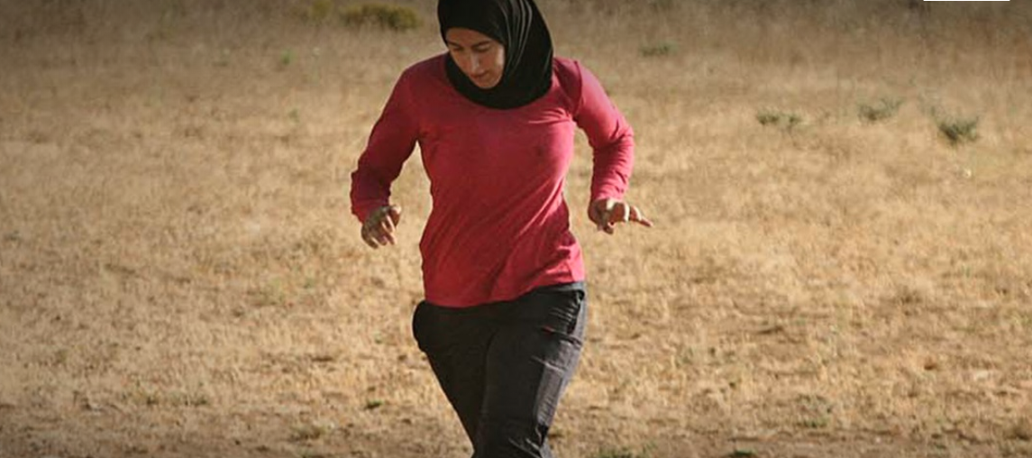 “ميسي لبنان” فتاة اسمها صفاء.. تدربت مع أبناء عمها في الشوارع، ولعبت متنكرة بزي شاب!