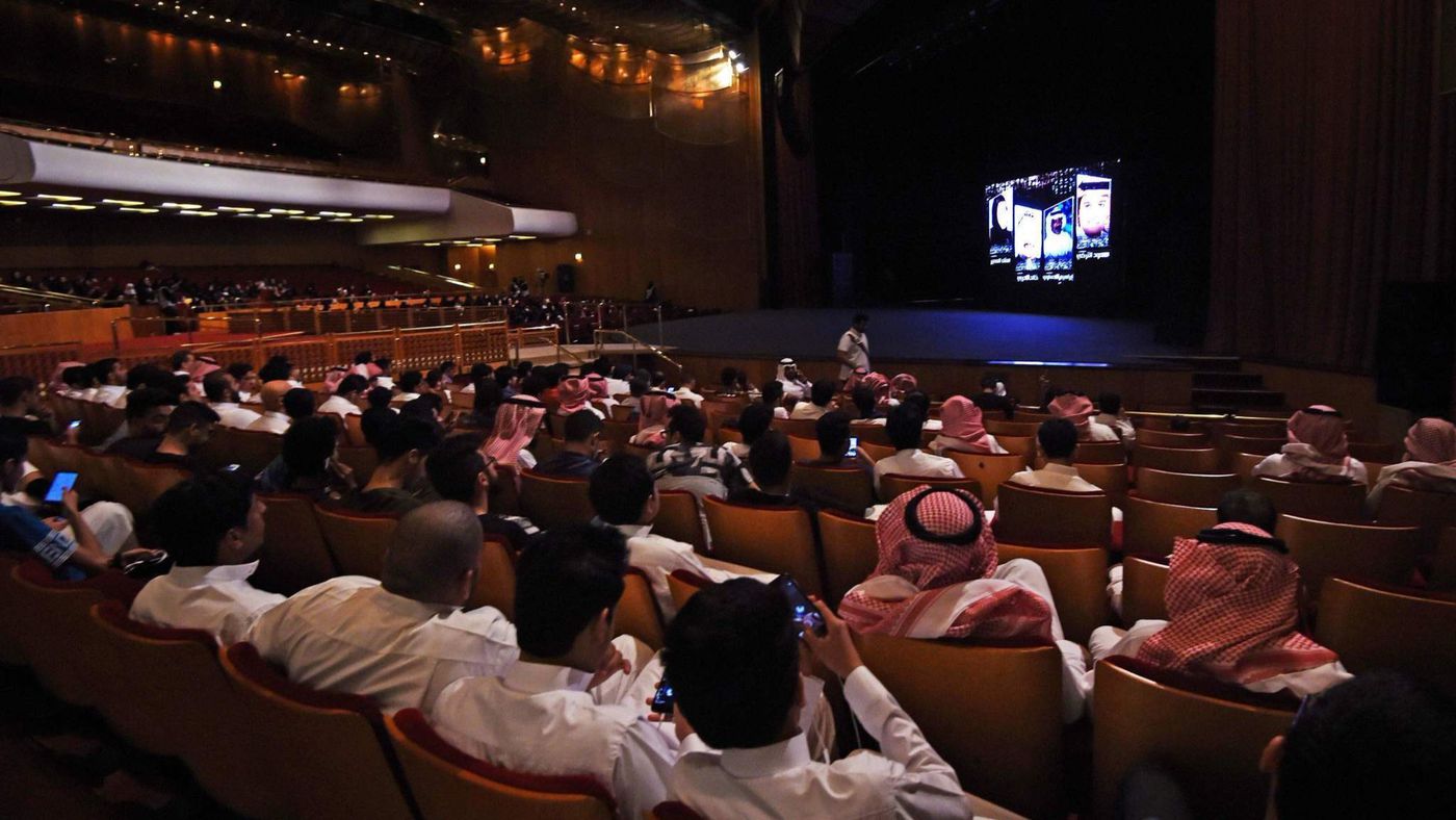 يتسابقون لاستقباله استقبال الفاتحين علّه ينقذ صناعة السينما.. هكذا تفرش هوليوود السجاد الأحمر لابن سلمان