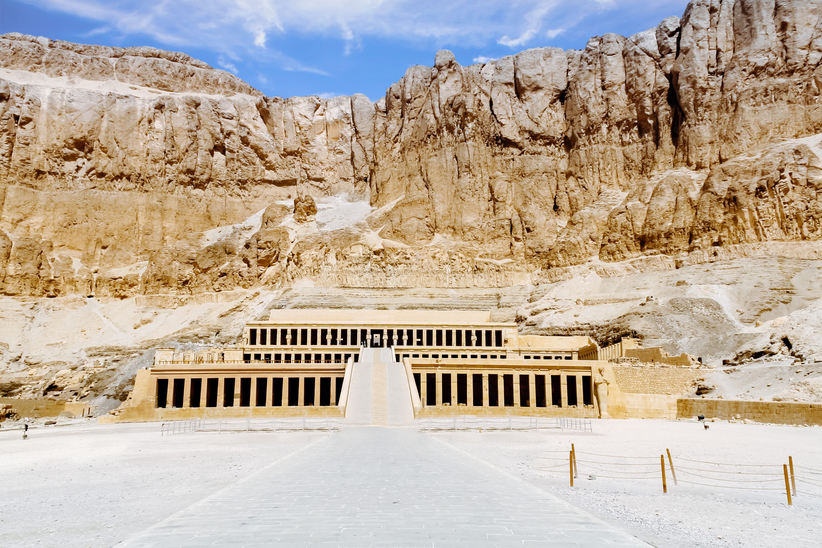 واشنطن تسلم القاهرة 3 قطع أثرية مُهربة منذ 91 عاماً، كيف جرى نهب وادي الملوك وآثاره؟