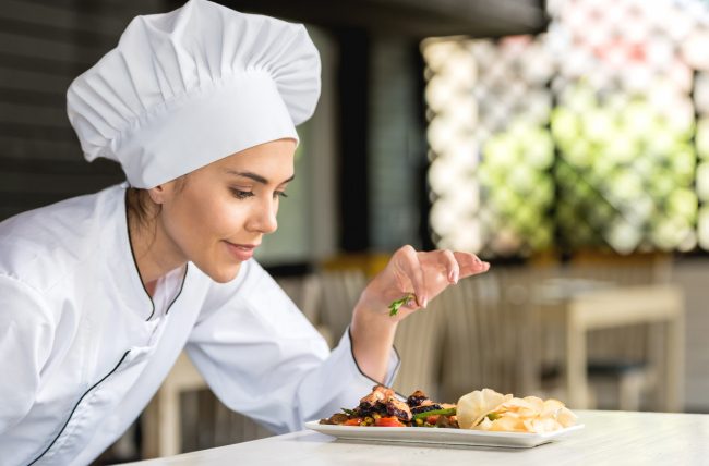 من منصة المرافعة إلى التوابل والبهارات.. رحلتي بين المحاماة والطبخ