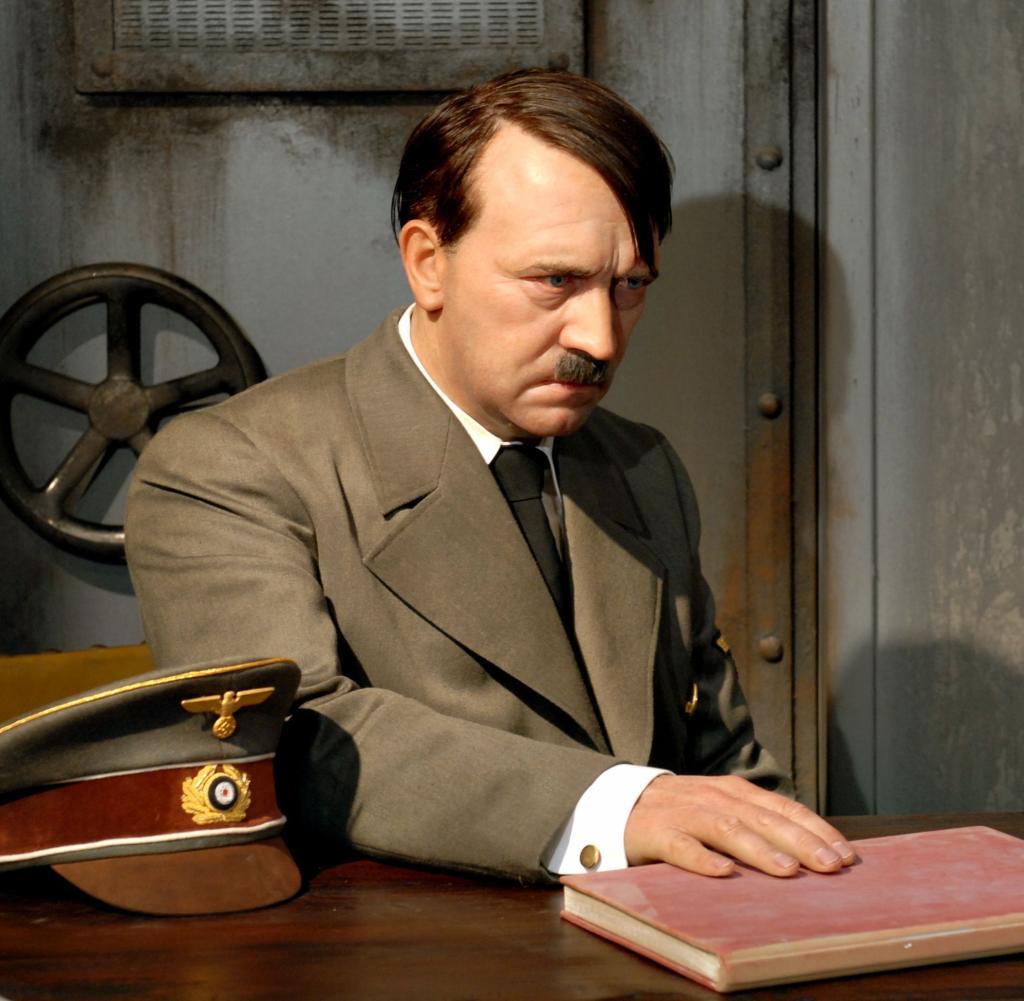 لا بأس بجعل بيونسيه بيضاء ووضع ترمب تحت الحراسة، لكن لن نجازف بتمثال لمتحرش.. السياسة تدخل متحف الشمع