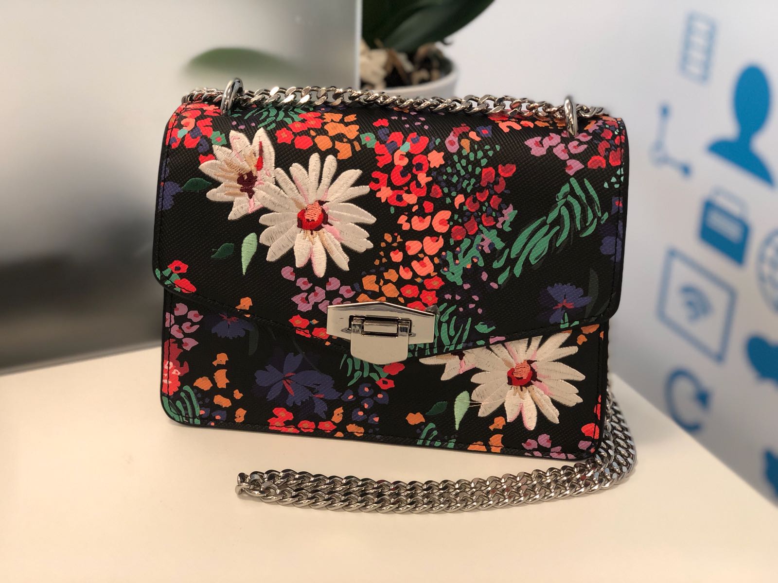 ما ارتديته هذا الأسبوع: حقائب اليد الصغيرة الملونة!