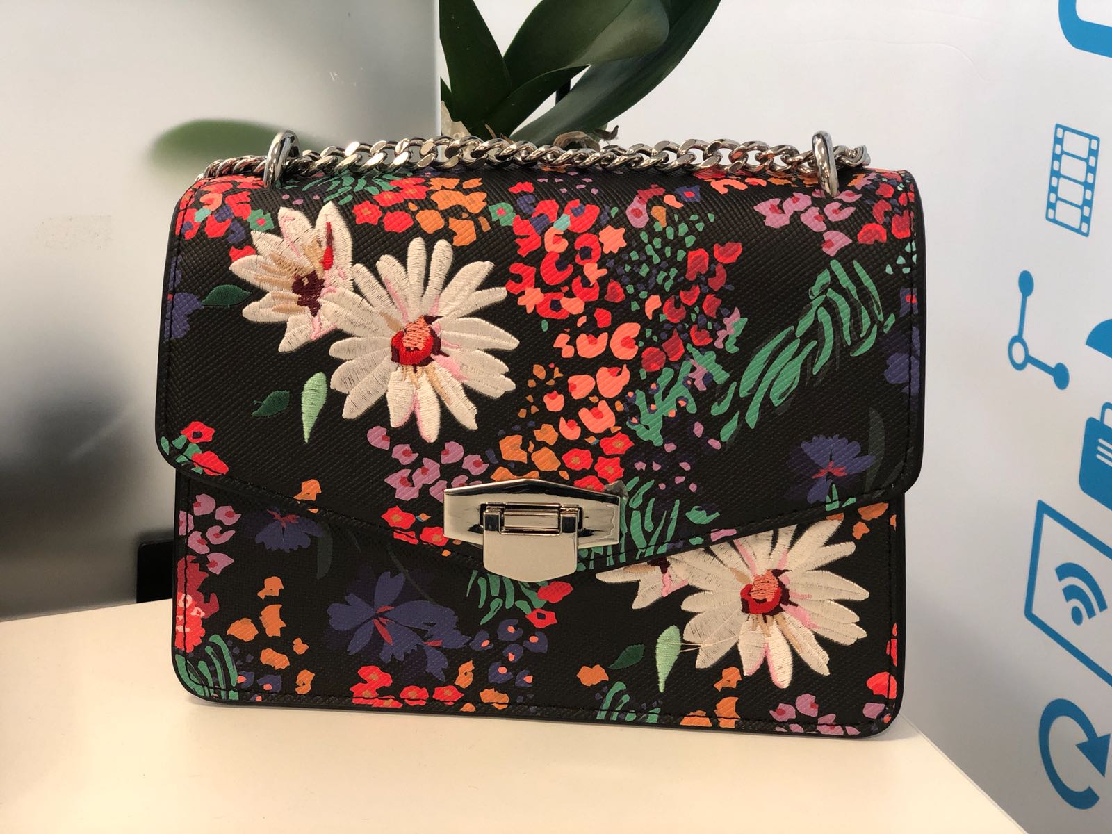 ما ارتديته هذا الأسبوع: حقائب اليد الصغيرة الملونة!