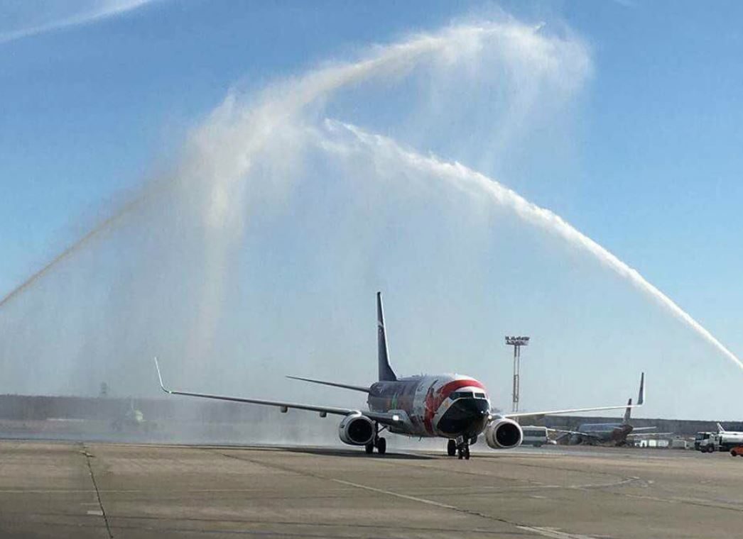 طقوسٌ وارء “إغراق” طائرة المنتخب المصري في موسكو.. ماذا تعرف عن عادة “رشّ المياه”؟