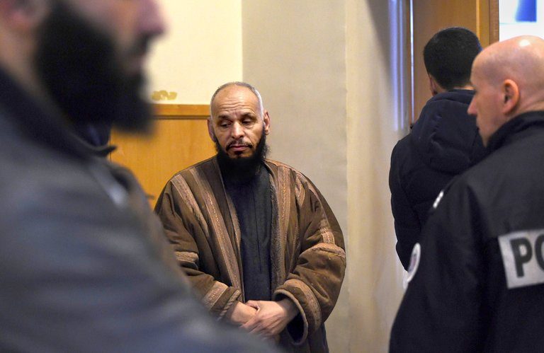 حليف للحكومة تارة، وأخرى خطر على أمنها، وهو الوحيد المخول له الفتوى.. قصة الداعية دودي الذي تنوي فرنسا ترحيله إلى الجزائر