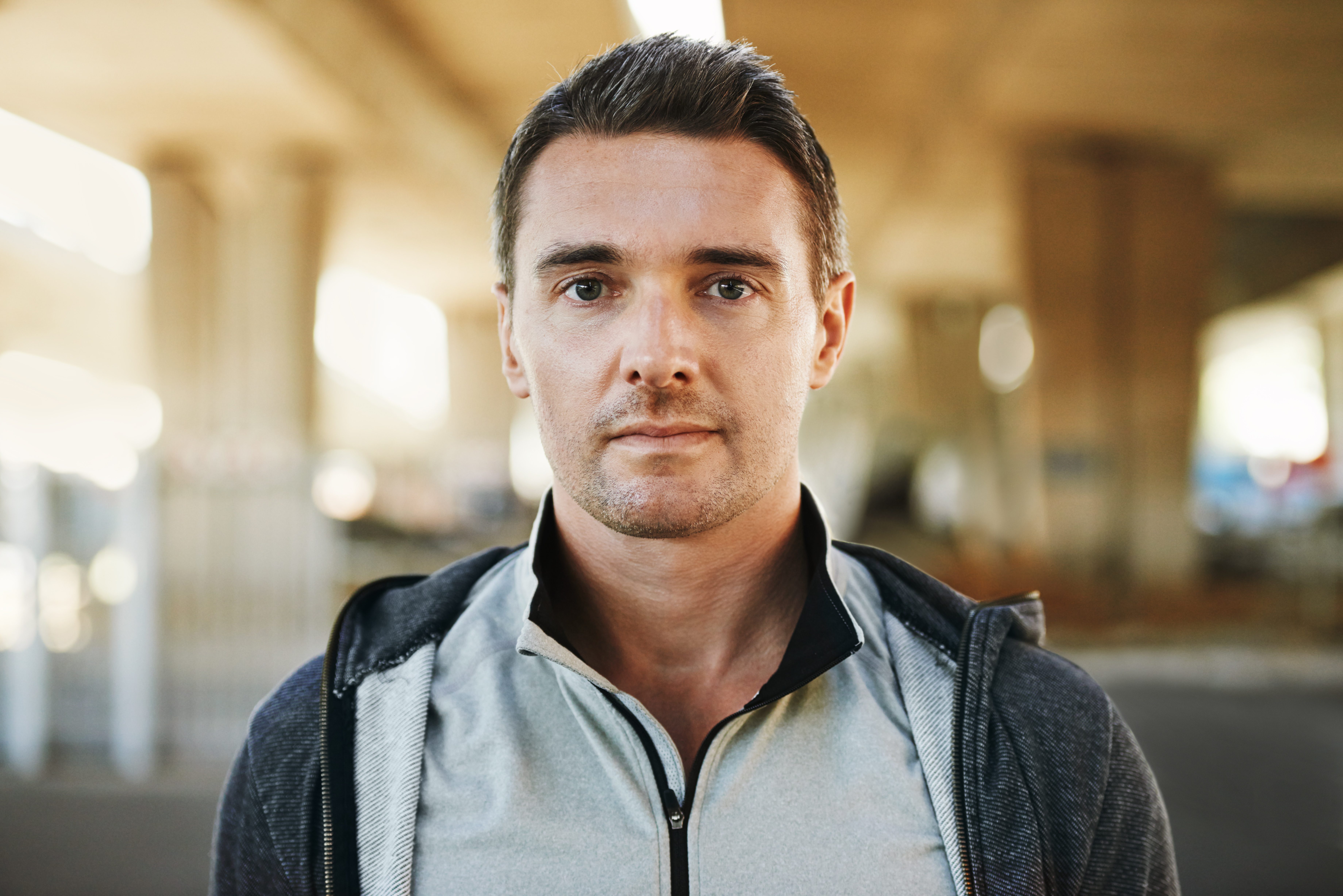 الوجوه العابسة والحواجب المقطبة لا تعني أنهم غاضبون منك.. 3 أسباب تجعلك تشعر بعدوانية الجميع