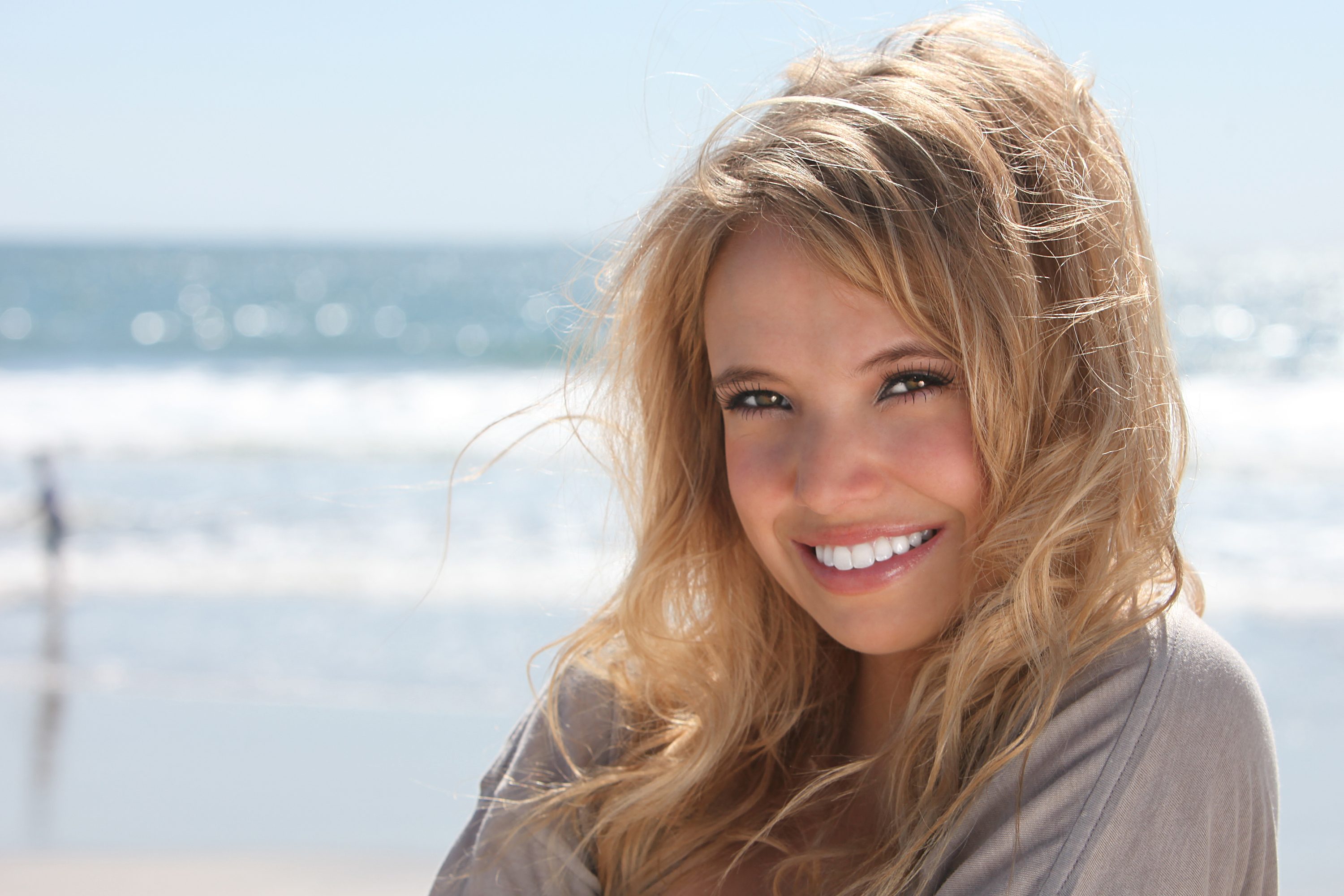 لست نجمةً في هوليوود.. لكن هكذا تحصلين على ابتسامة نجومها!