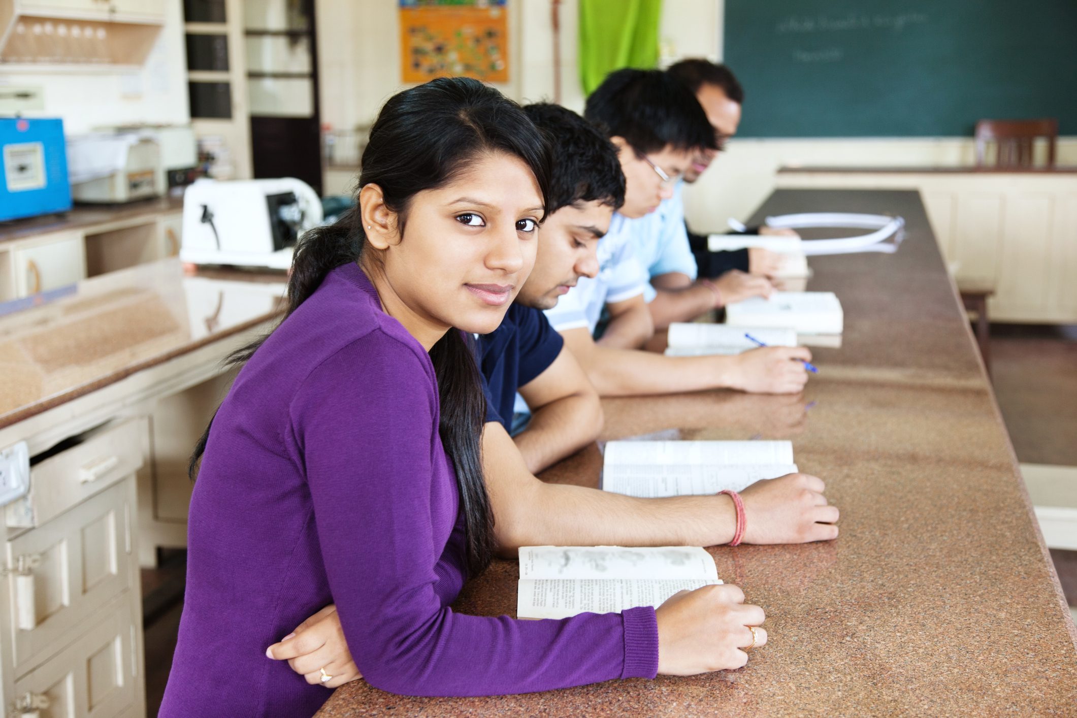 إذا كنت تعتبر ما نفعله في مدارسنا “غشاً”، فأنت لا تعرف شيئاً عن الهند.. حيث “مافيات الاختبارات” المنظمة!