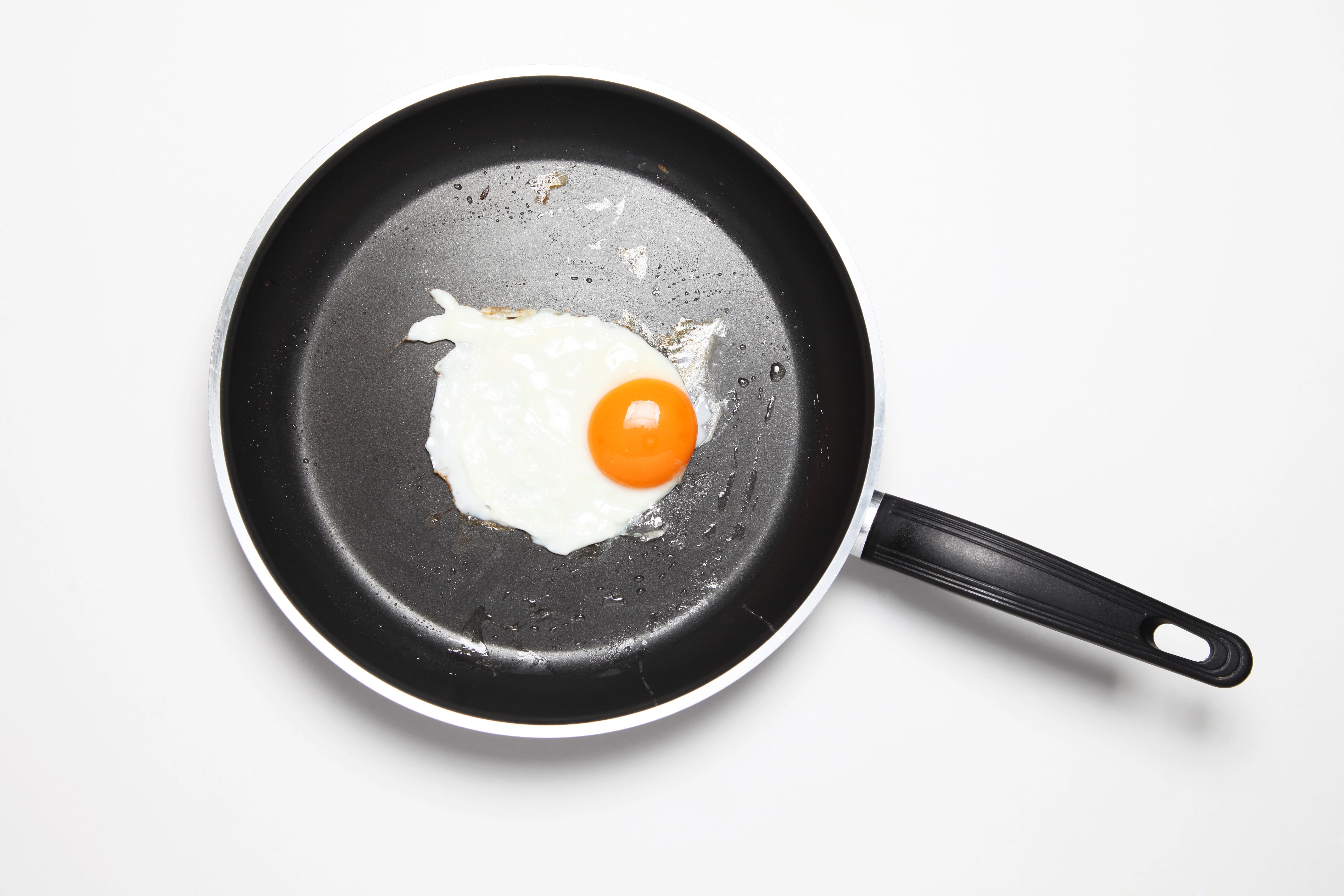 بعد الحديث عن انتشاره في الأسواق الخليجية.. نعم، يُوجد شيء اسمه “بيض بلاستيكي”!