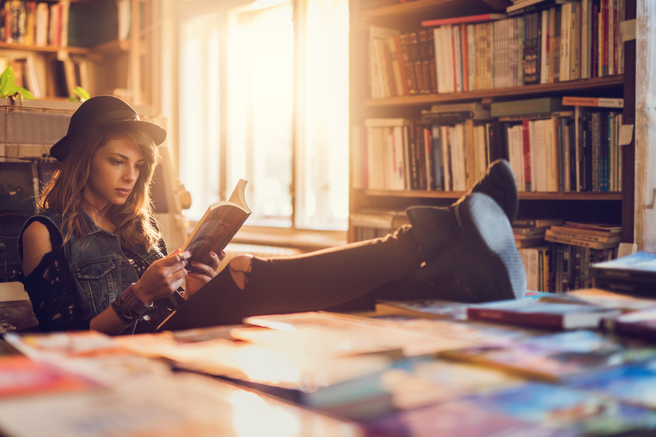 حُمى الروايات.. كيف تدل على حالة الضعف الفكري التي وصلنا إليها؟