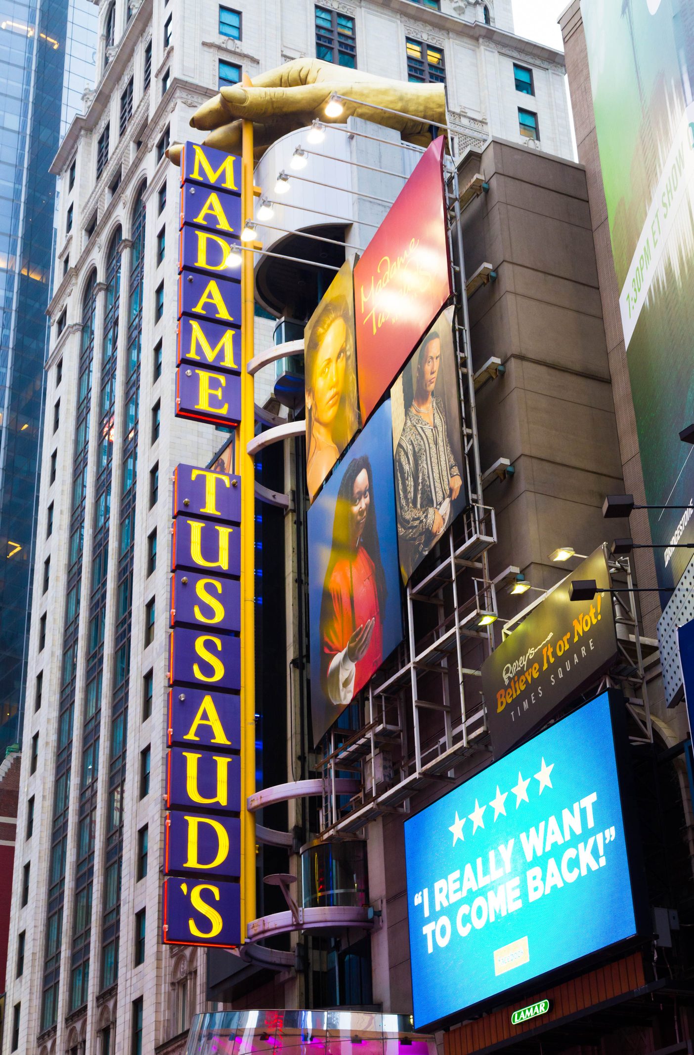 لا بأس بجعل بيونسيه بيضاء ووضع ترمب تحت الحراسة، لكن لن نجازف بتمثال لمتحرش.. السياسة تدخل متحف الشمع